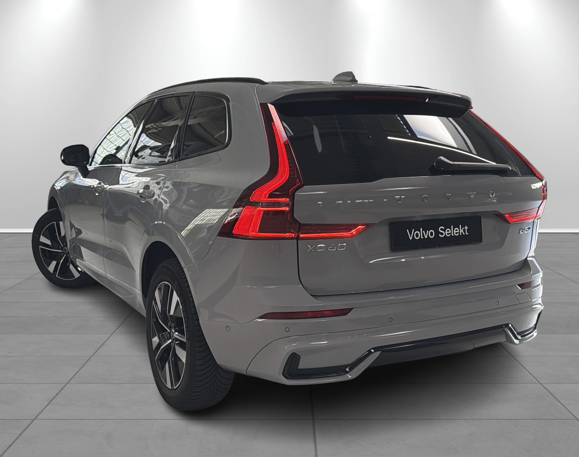 VOLVO XC60 2.0 B5 MH Plus Dark AWD-showroom-element-1