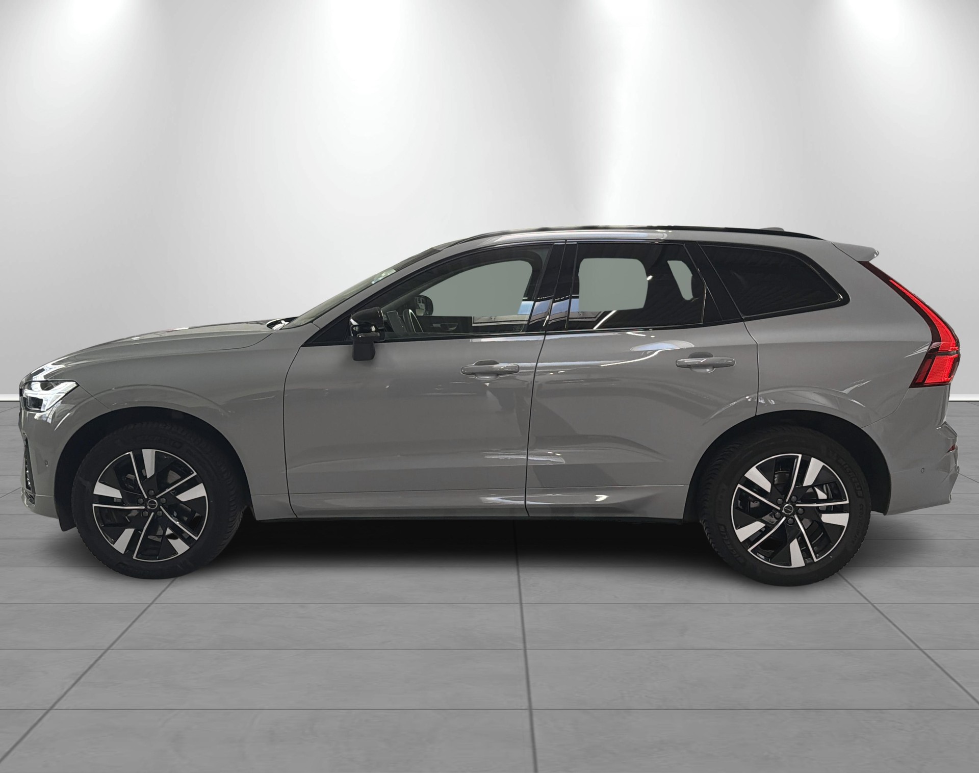 VOLVO XC60 2.0 B5 MH Plus Dark AWD-showroom-element-2