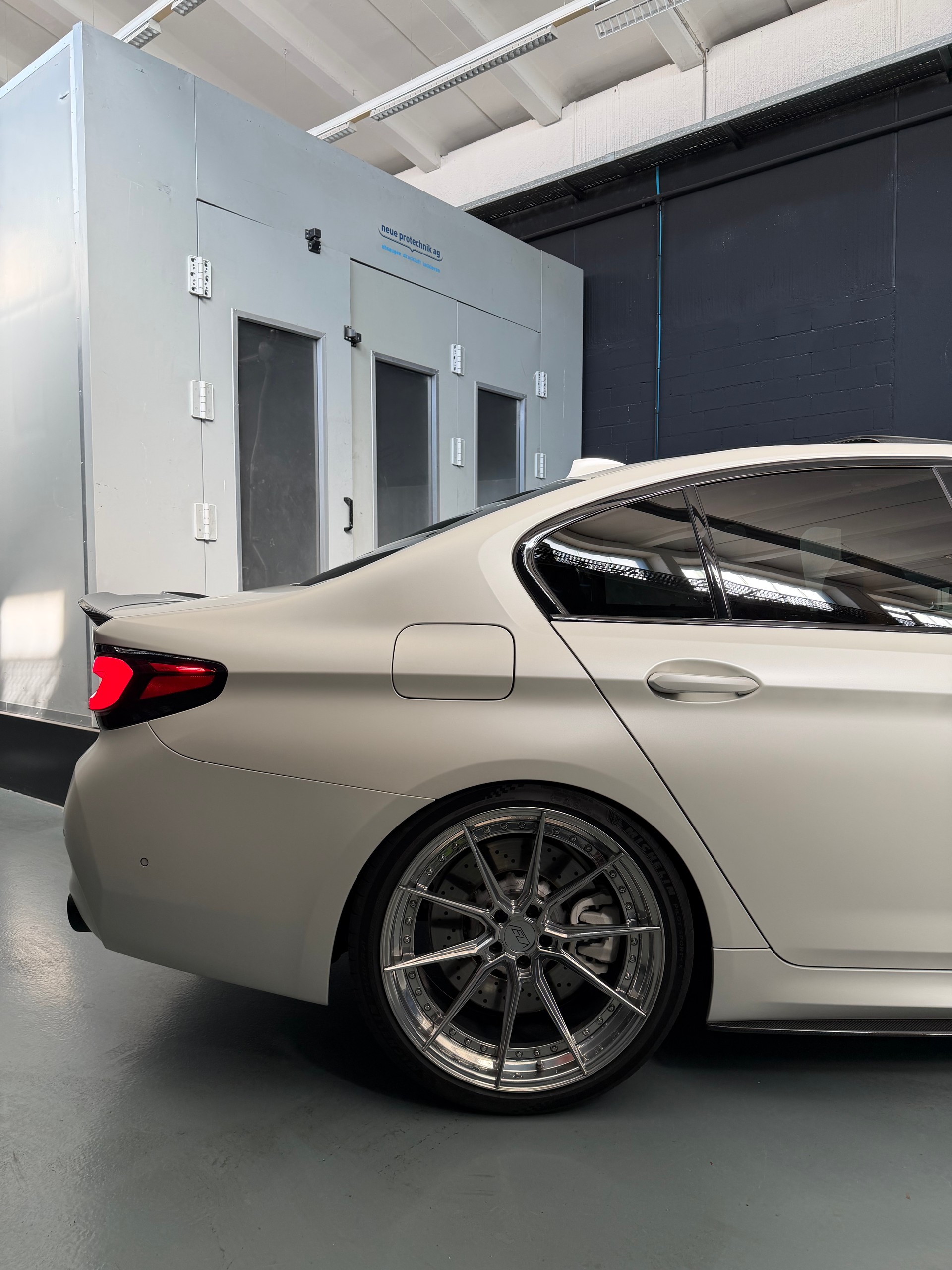 BMW M5-showroom-element-3