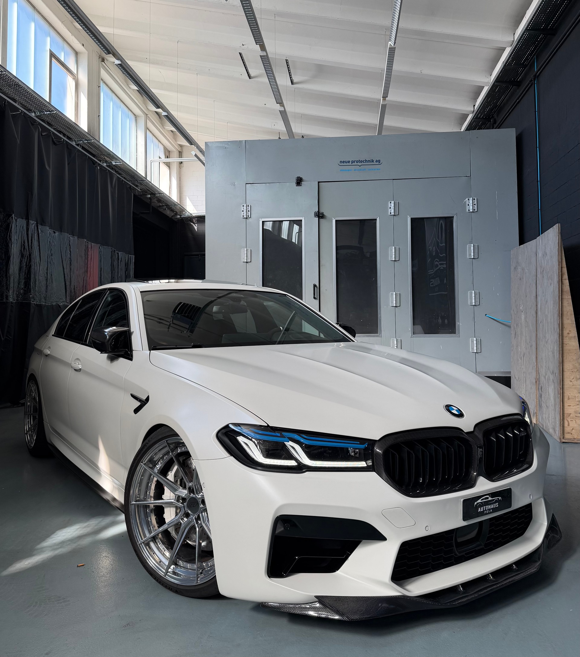 BMW M5-showroom-element-1