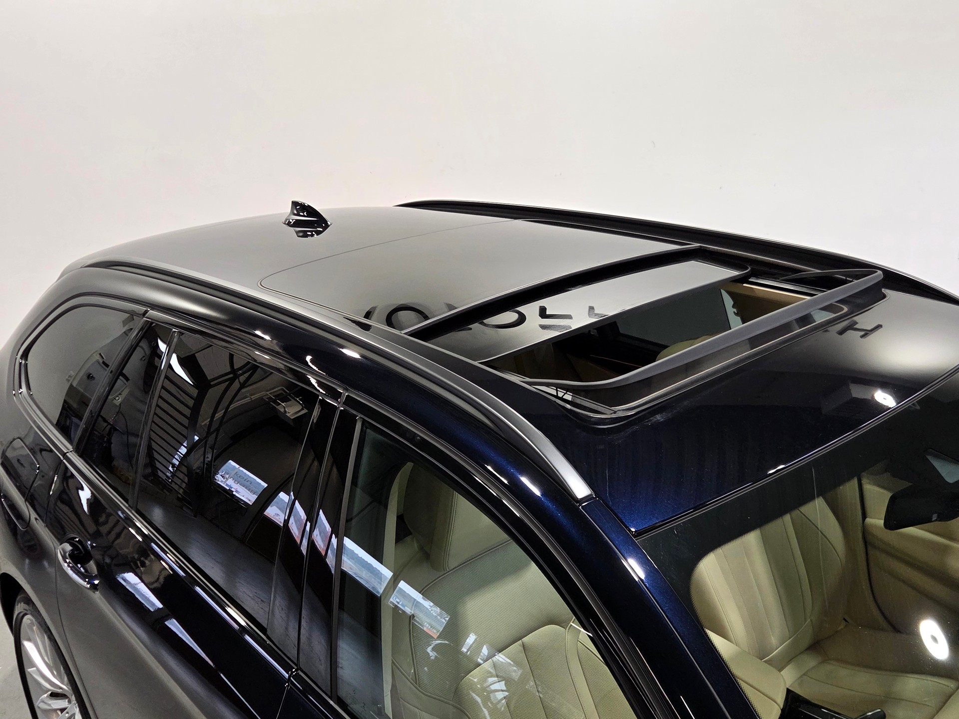 BMW 540d xDrive Touring Individual-showroom-element-3