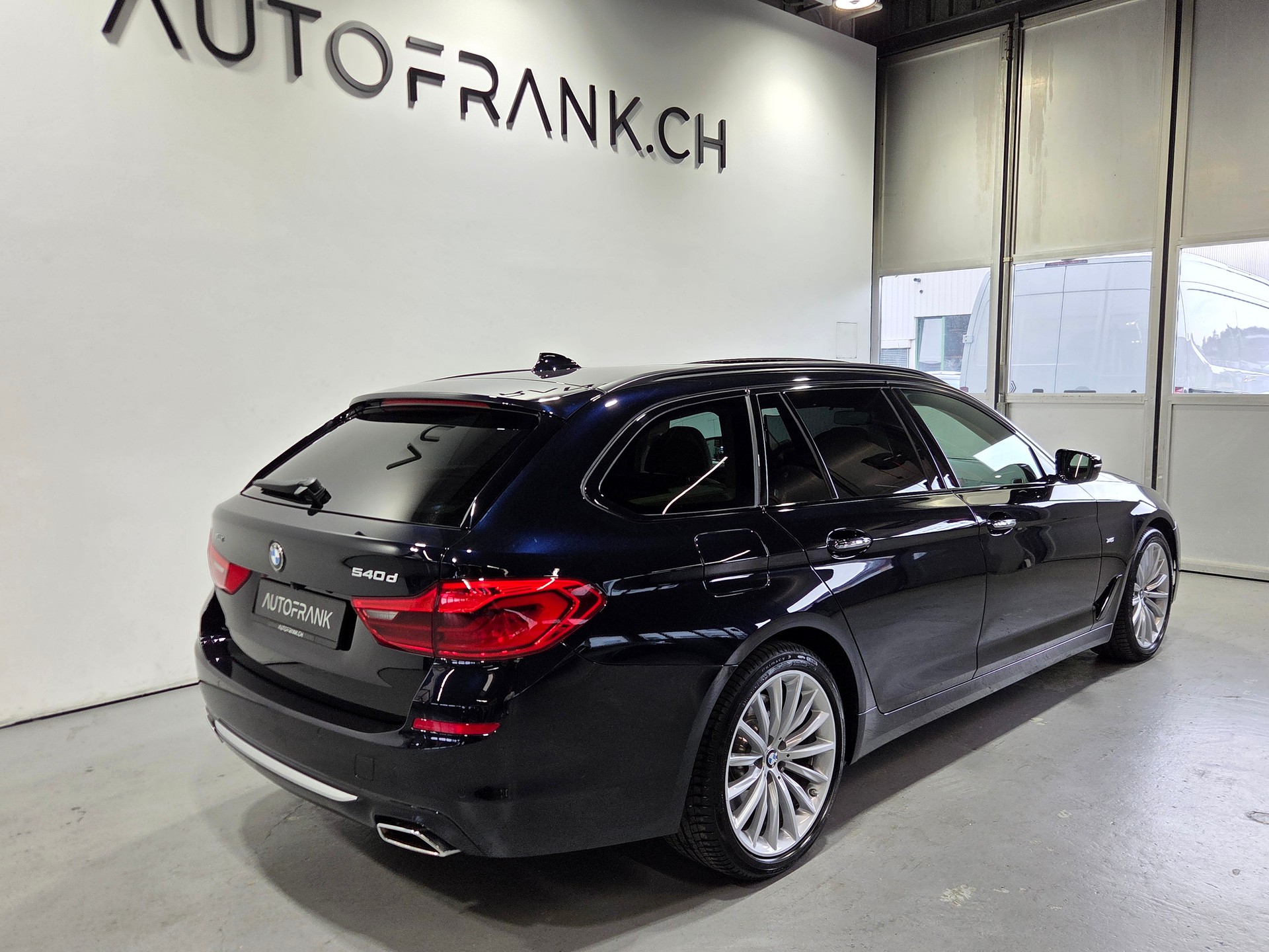 BMW 540d xDrive Touring Individual-image-9