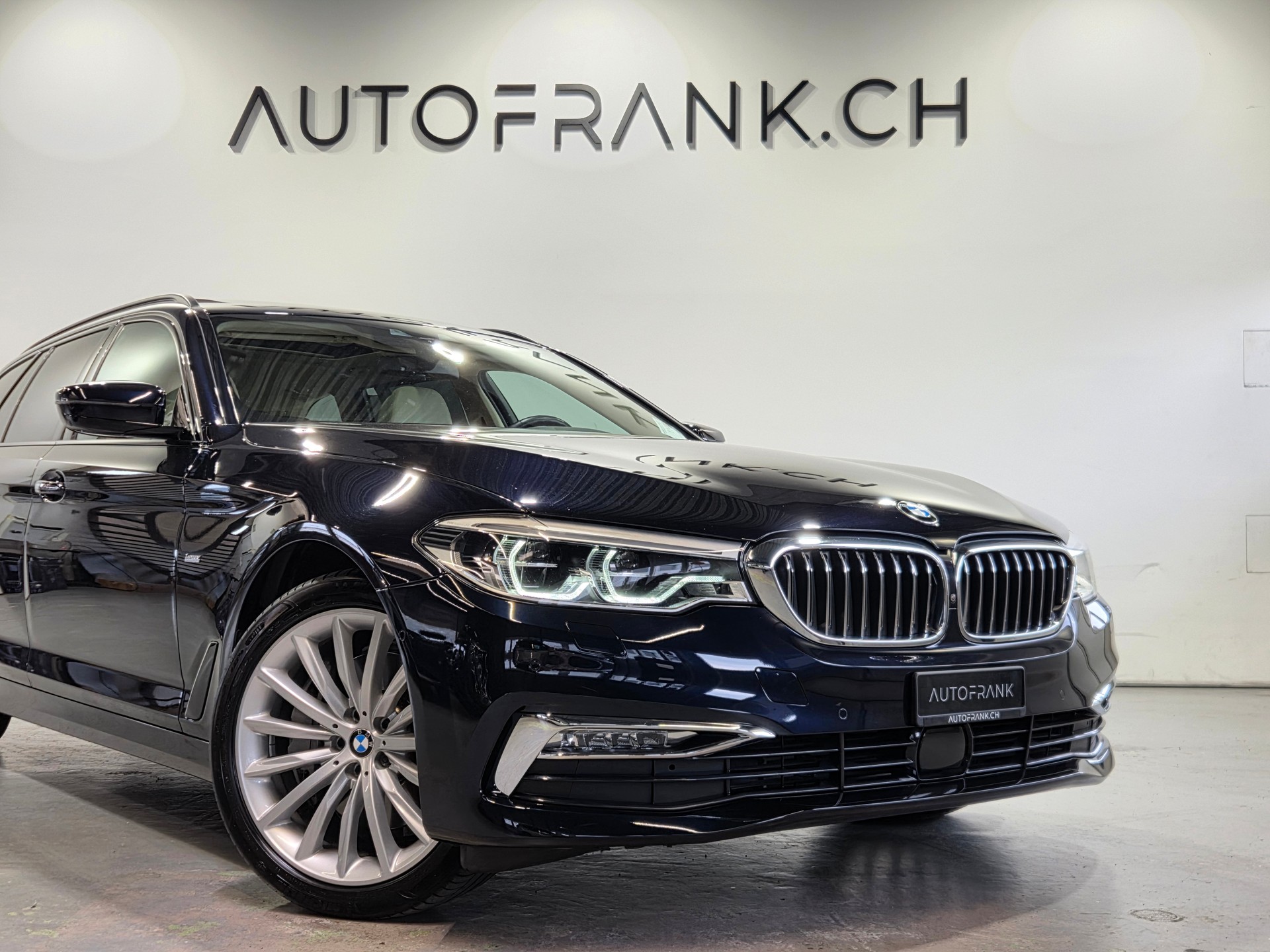 BMW 540d xDrive Touring Individual-showroom-element-1