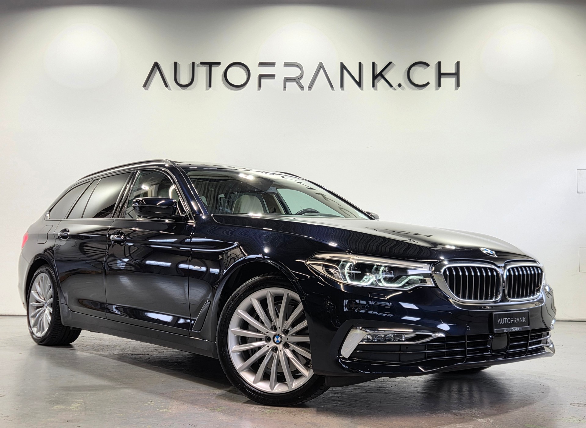 BMW 540d xDrive Touring Individual-showroom-element-2