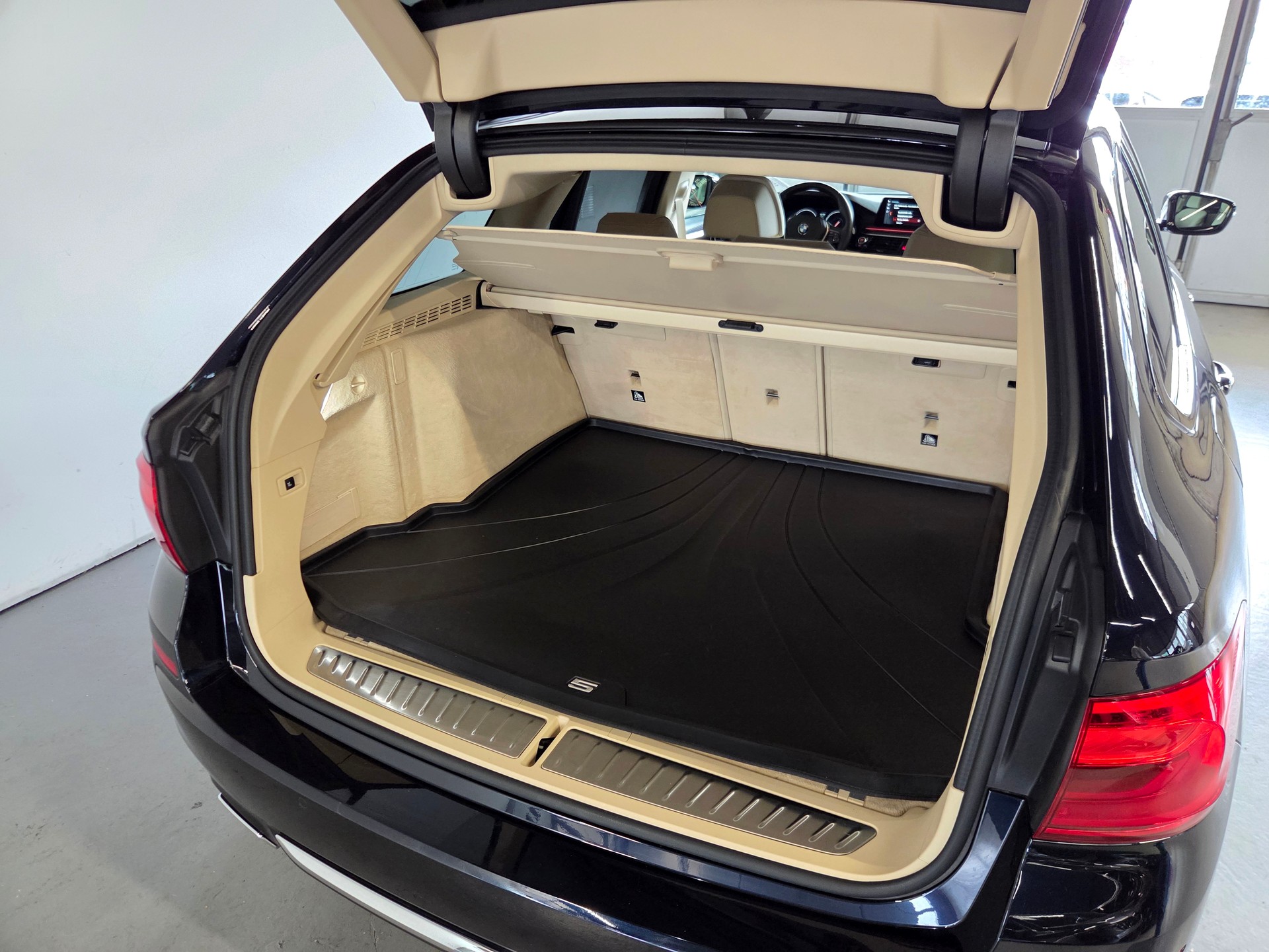 BMW 540d xDrive Touring Individual-image-27