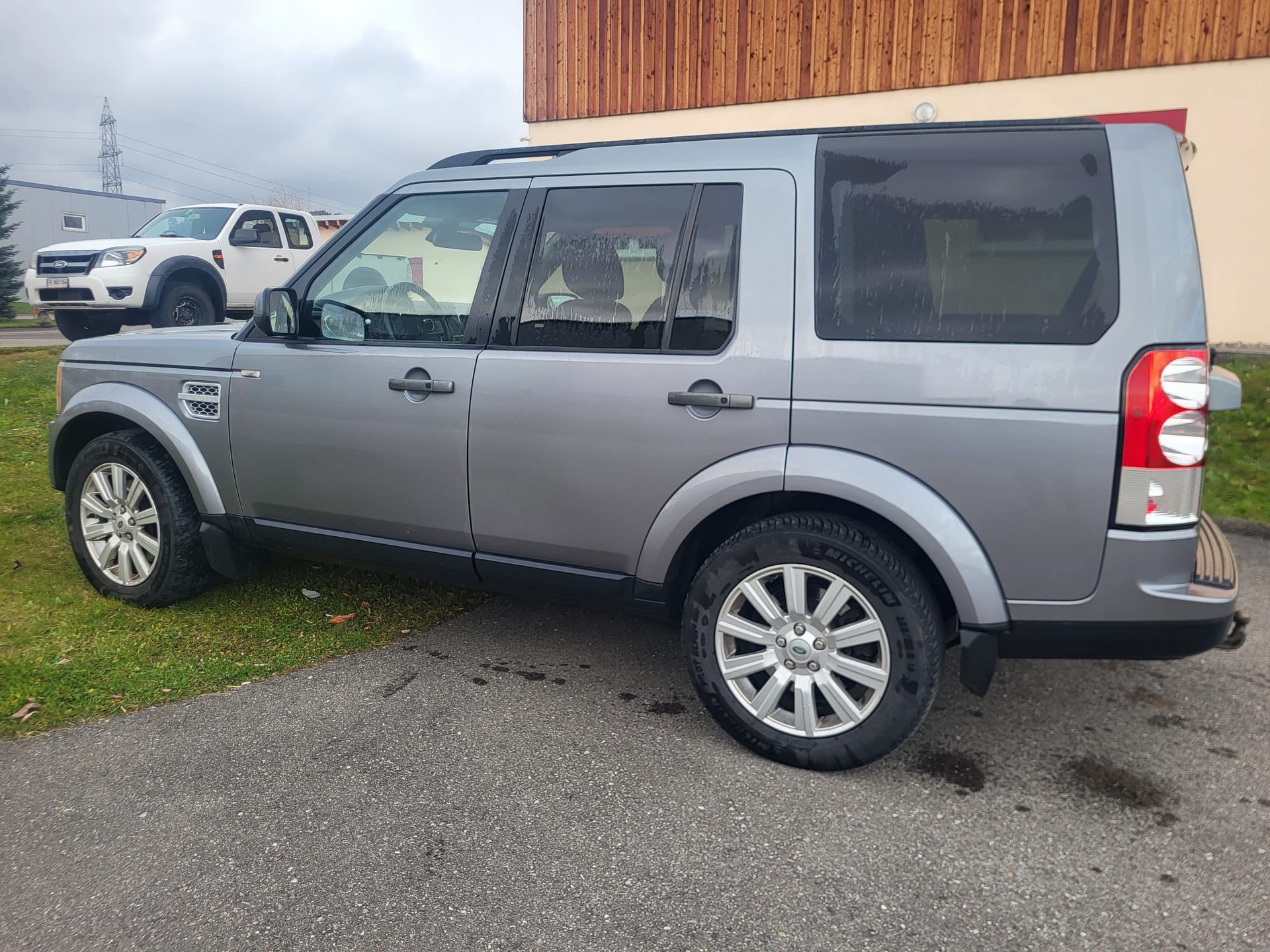 LAND ROVER Discovery 3.0 SDV6 SE Automatic-image-3