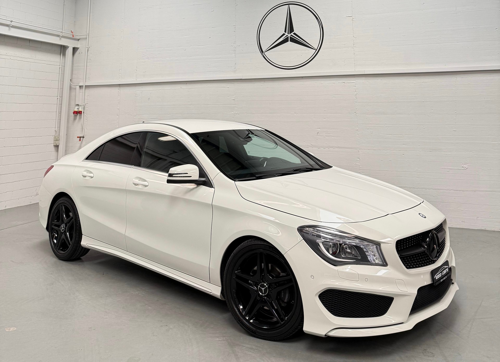 MERCEDES-BENZ CLA 200 AMG Line 7G-DCT Limited White Black Performance mit 2Jahre Garantie opt-showroom-element-1