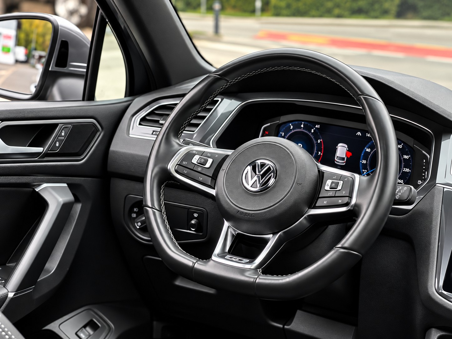 VW Tiguan Allspace 2.0TSI Highline 4Motion DSG R-Line-image-16