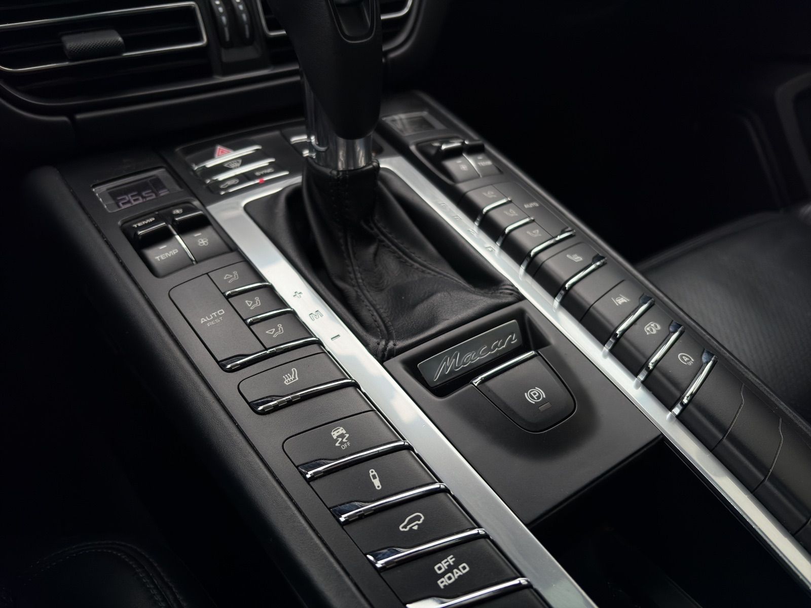 PORSCHE Macan Turbo PDK-image-22