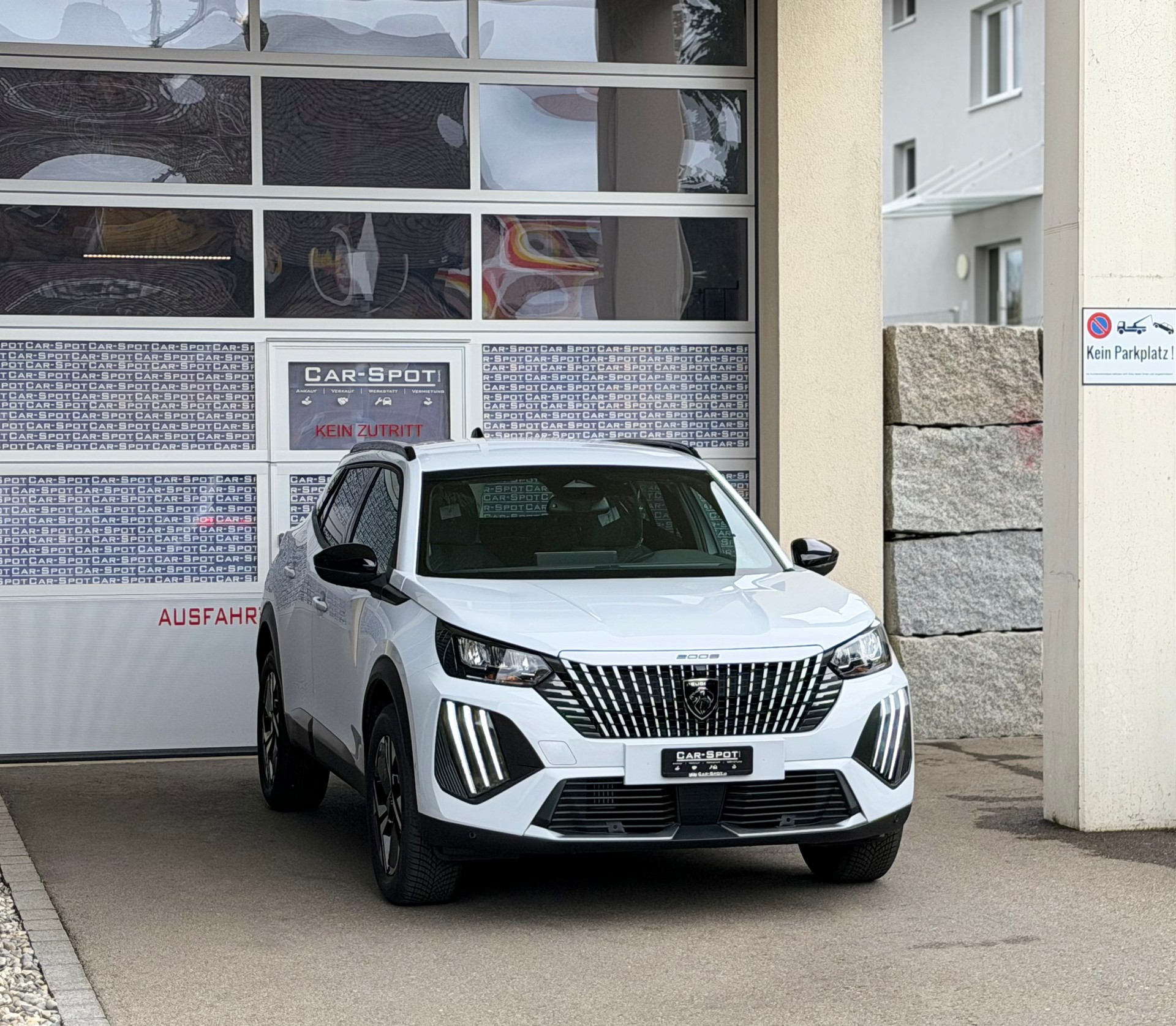 PEUGEOT 2008 1.2 145 MHEV Allure Premium-showroom-element-2