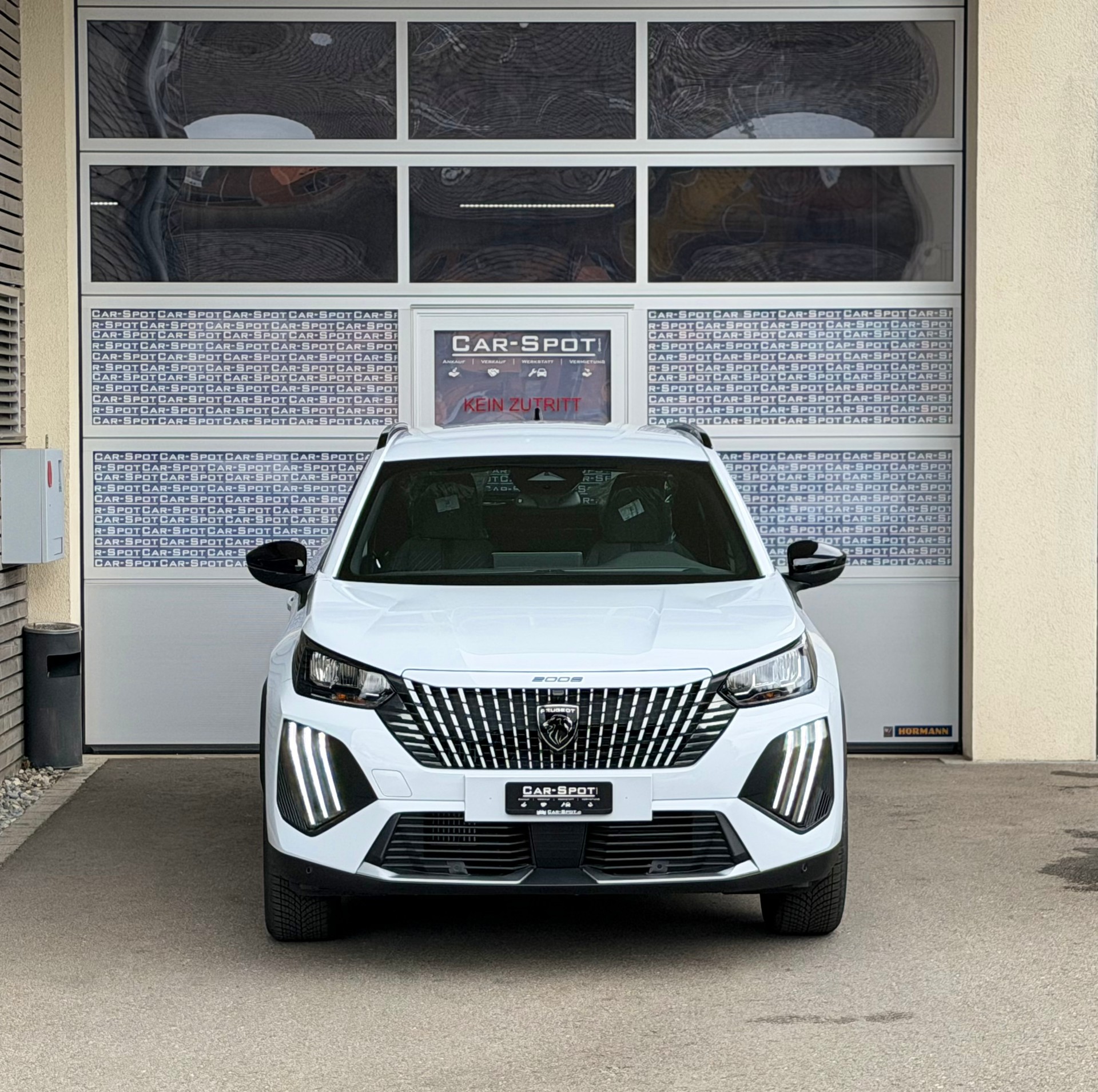 PEUGEOT 2008 1.2 145 MHEV Allure Premium-showroom-element-1