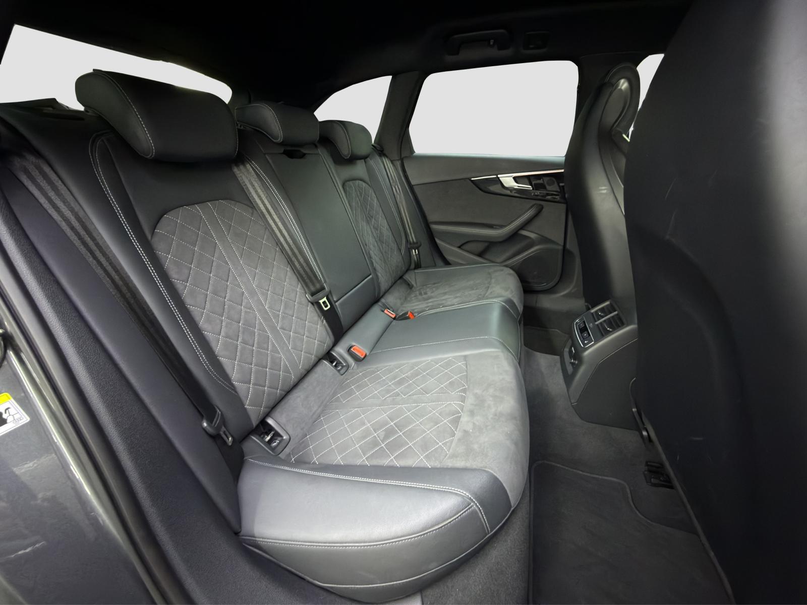 AUDI RS4 Avant quattro tiptronic-image-32