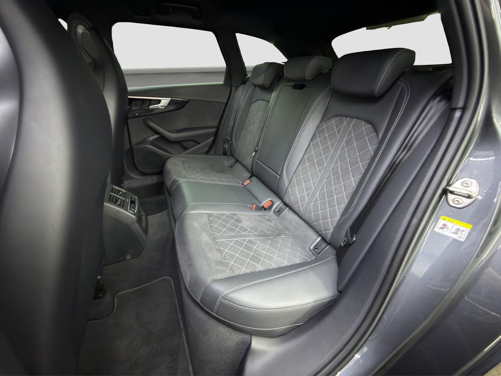 AUDI RS4 Avant quattro tiptronic-image-10