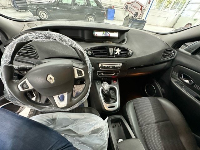 RENAULT Scénic 1.4 16V Turbo Privilège-image-5