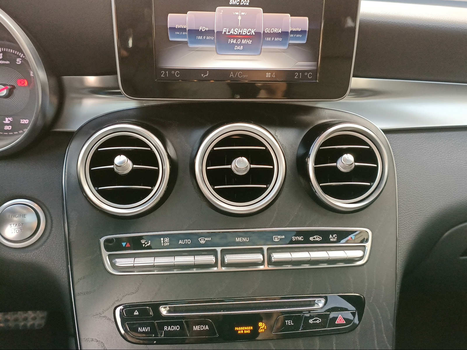 MERCEDES-BENZ GLC 250 AMG Line 4Matic 9G-Tronic-image-14