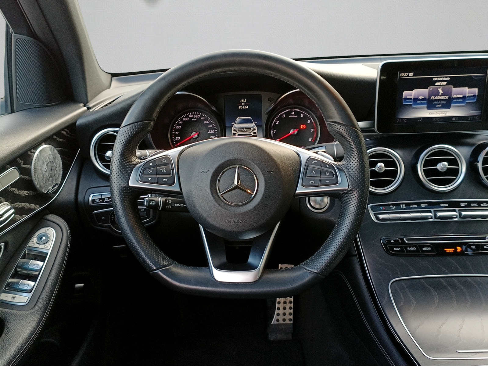 MERCEDES-BENZ GLC 250 AMG Line 4Matic 9G-Tronic-image-13
