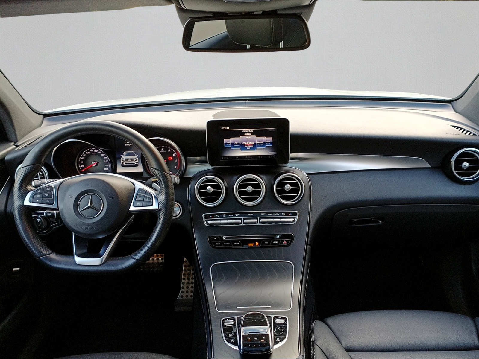 MERCEDES-BENZ GLC 250 AMG Line 4Matic 9G-Tronic-image-17