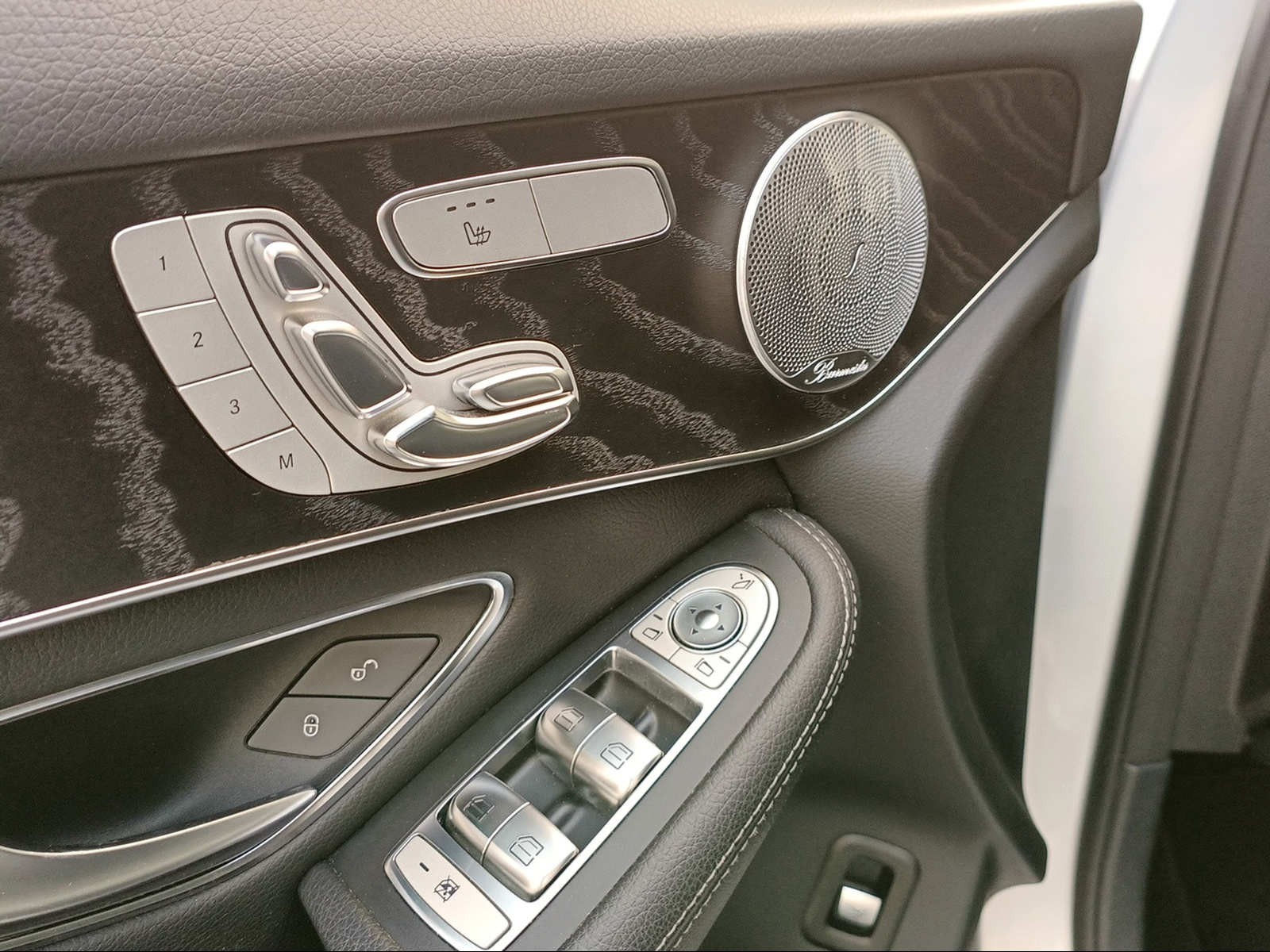 MERCEDES-BENZ GLC 250 AMG Line 4Matic 9G-Tronic-image-18
