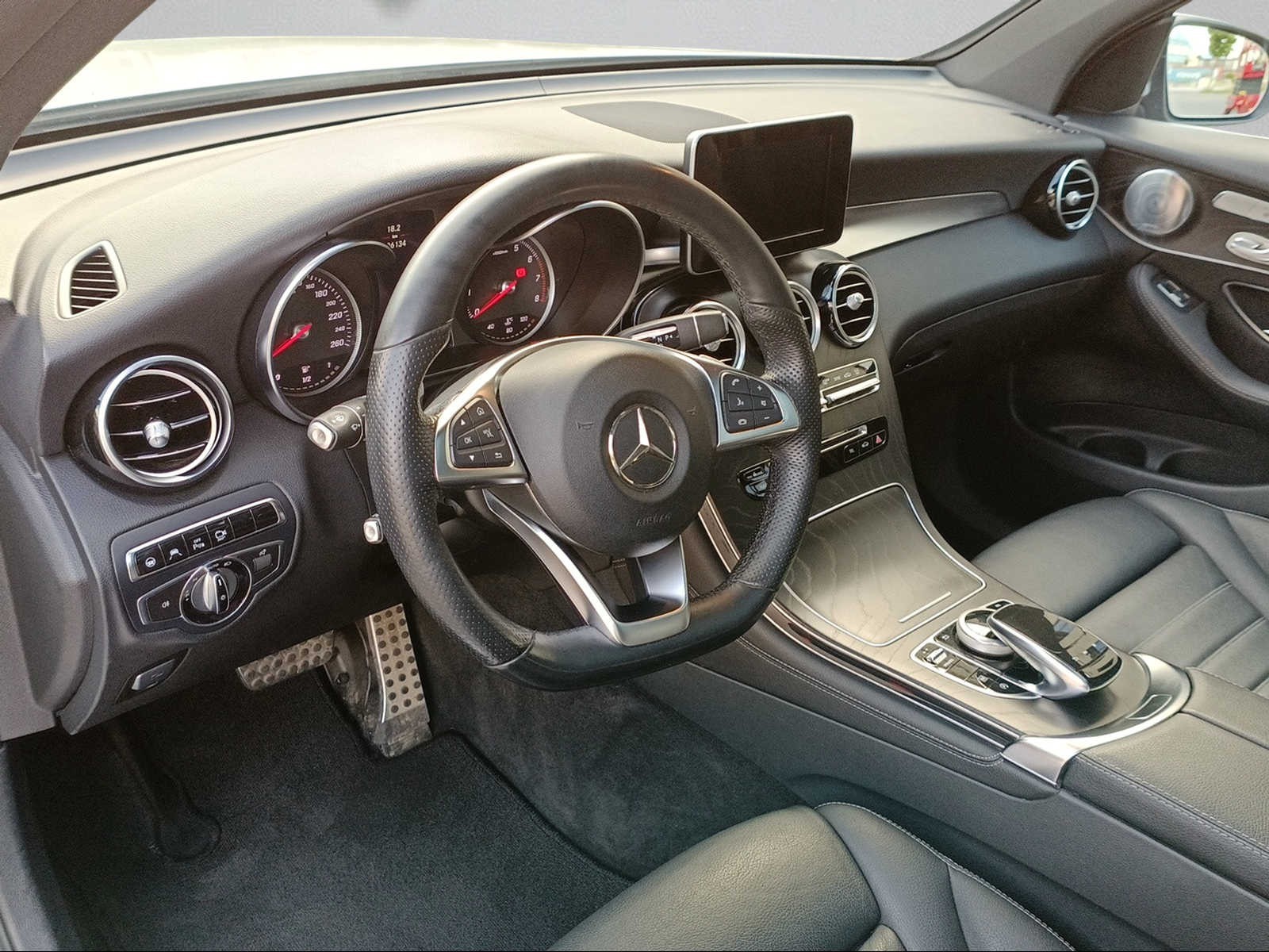 MERCEDES-BENZ GLC 250 AMG Line 4Matic 9G-Tronic-image-12