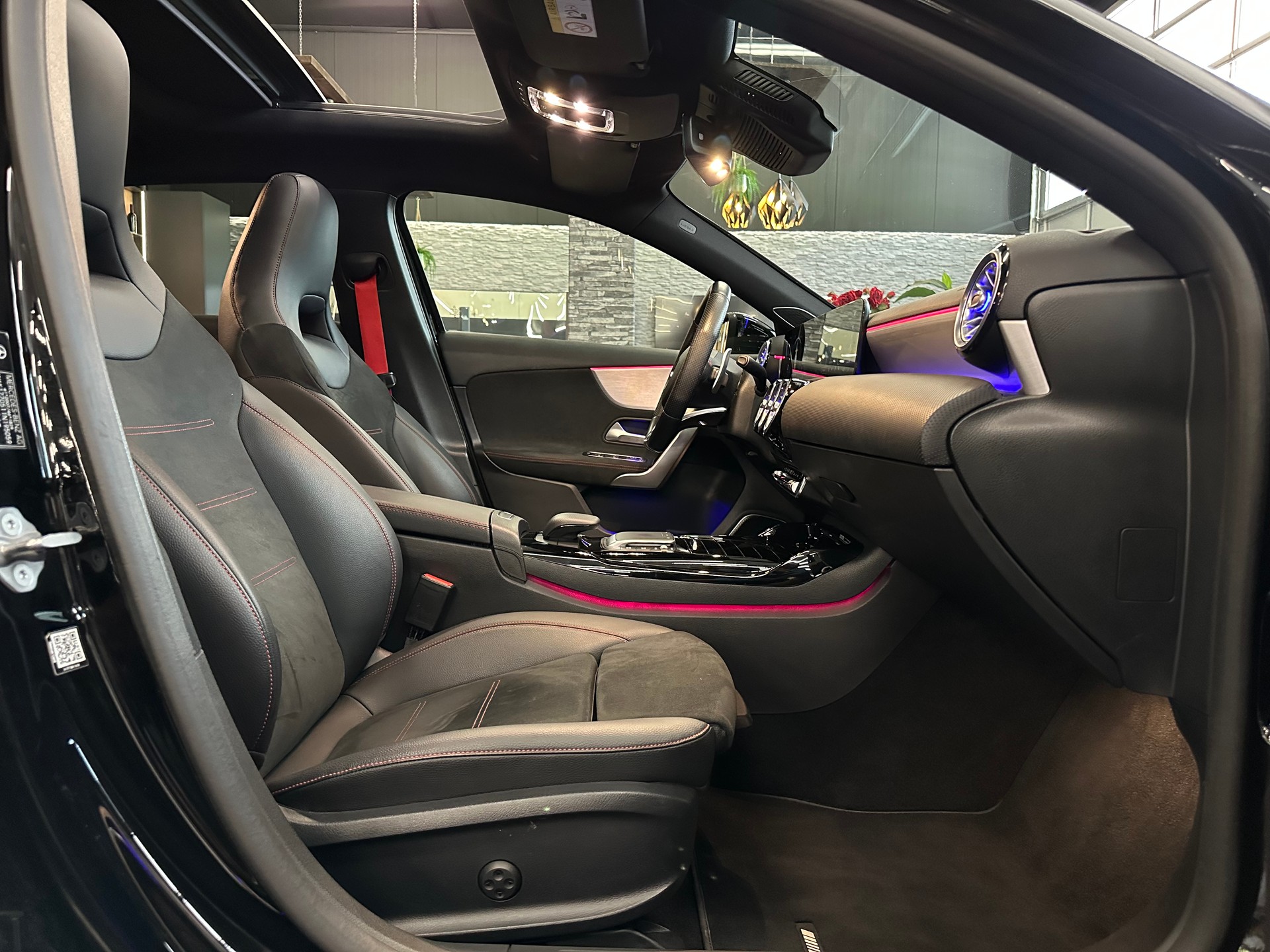 MERCEDES-BENZ A 35 AMG 4Matic Speedshift-image-21