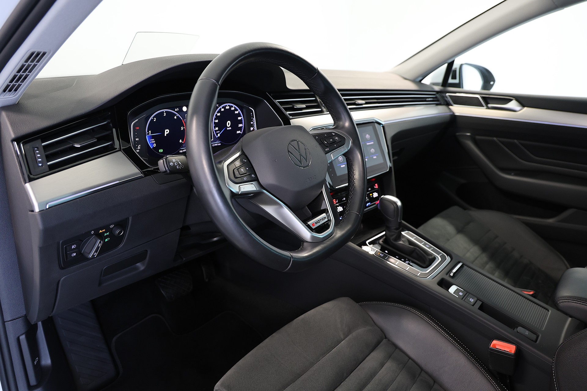 VW Passat 2.0 TDI BMT Elegance 4Motion DSG-image-9
