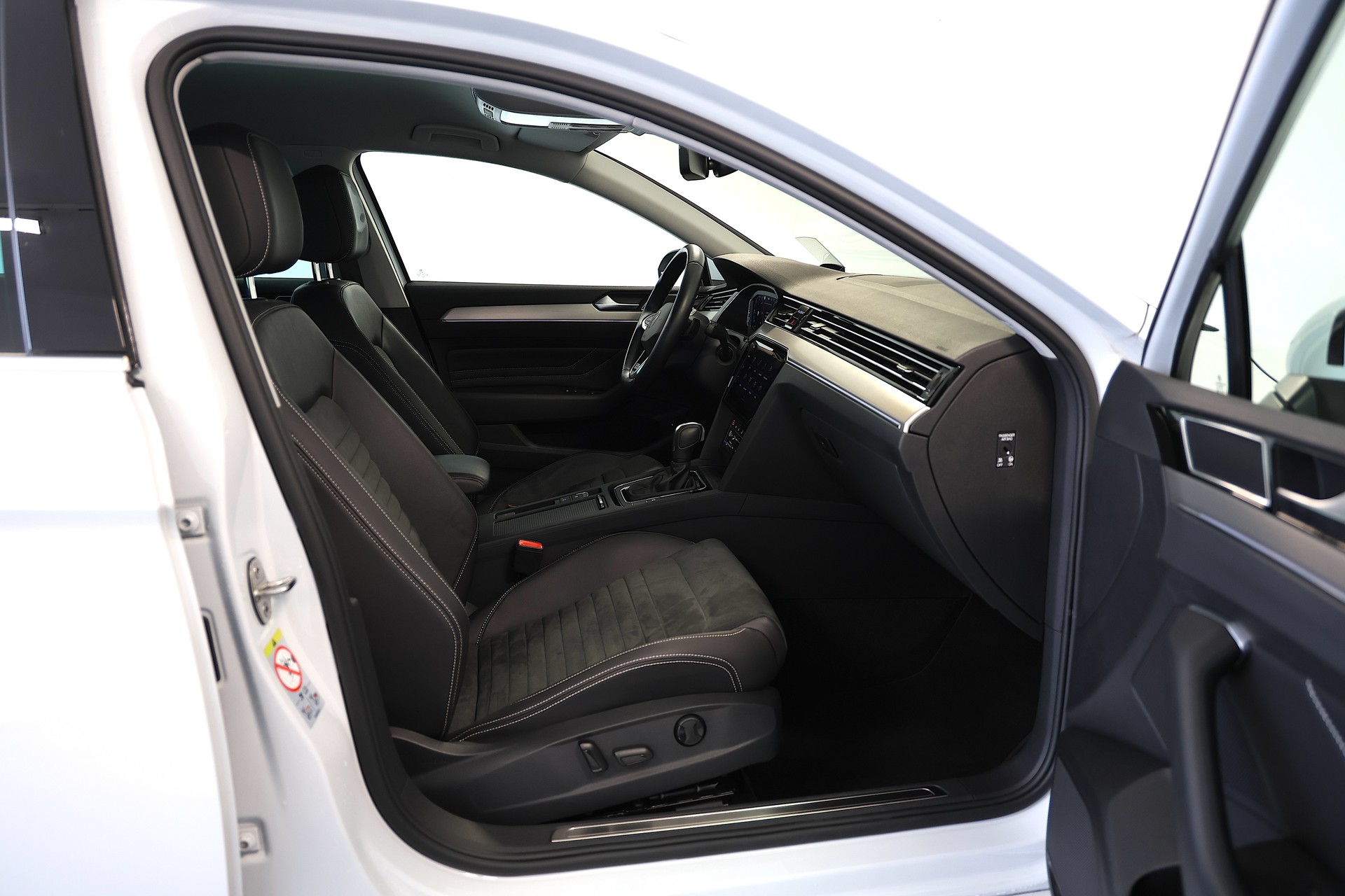 VW Passat 2.0 TDI BMT Elegance 4Motion DSG-image-13