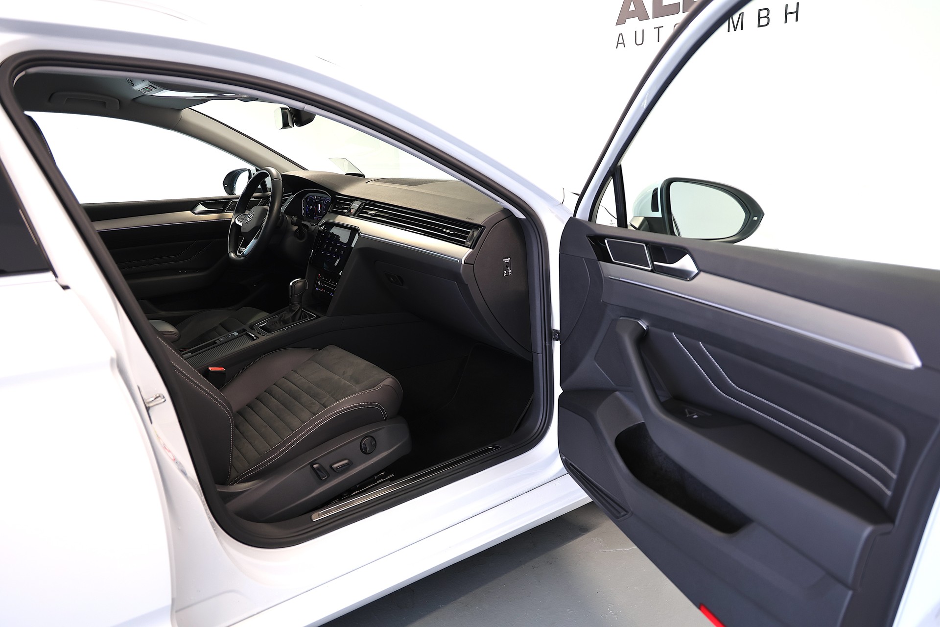 VW Passat 2.0 TDI BMT Elegance 4Motion DSG-image-12