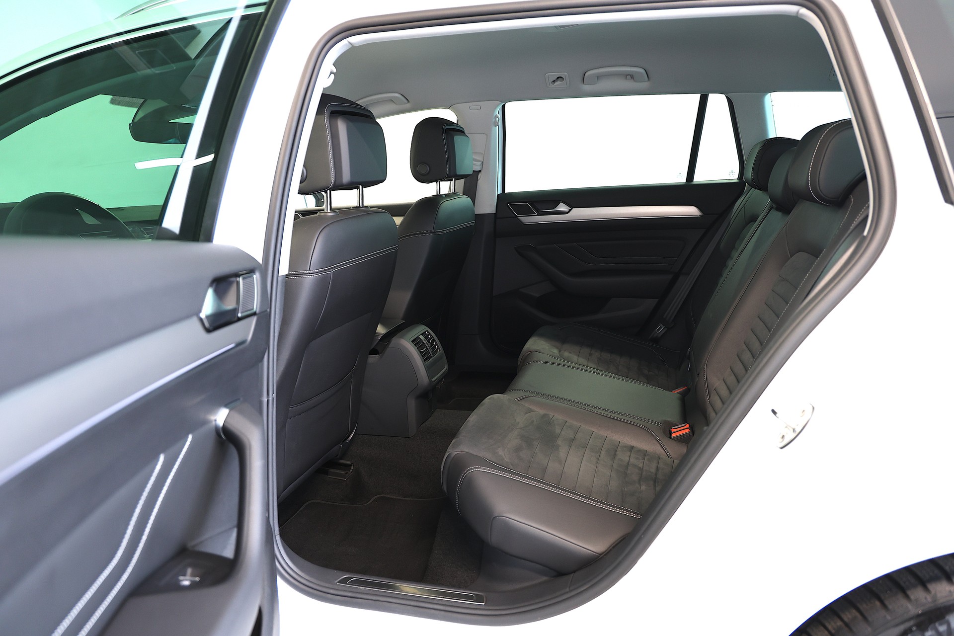 VW Passat 2.0 TDI BMT Elegance 4Motion DSG-image-19