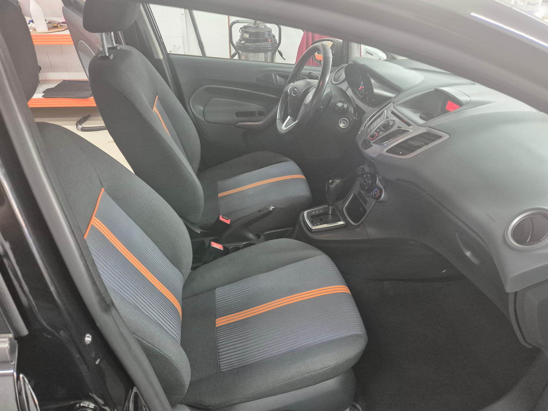 FORD Fiesta 1.4 16V Colourline Automatic-image-22