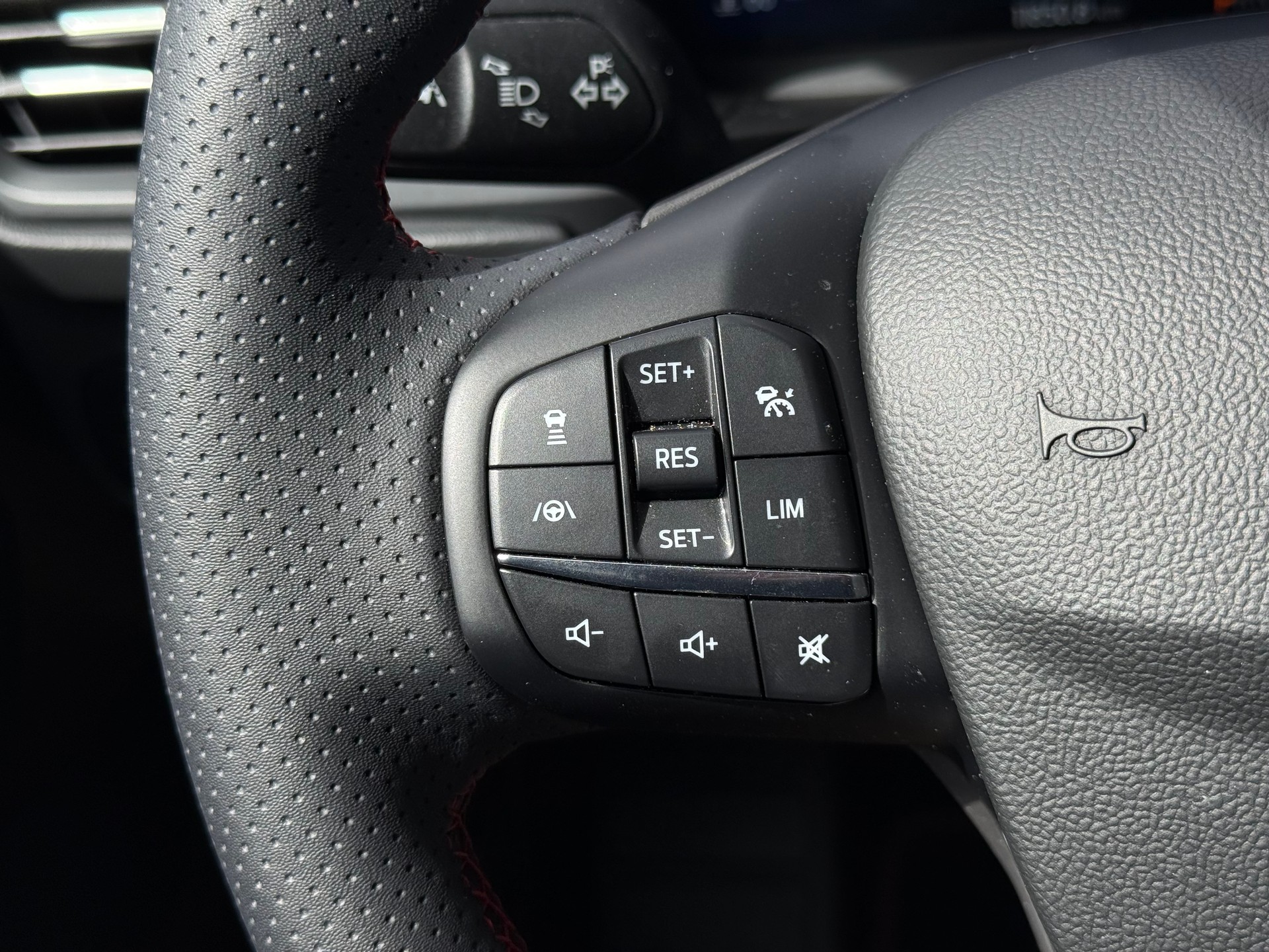 FORD Focus 1.0 MHEV ST-Line X Automat-image-16