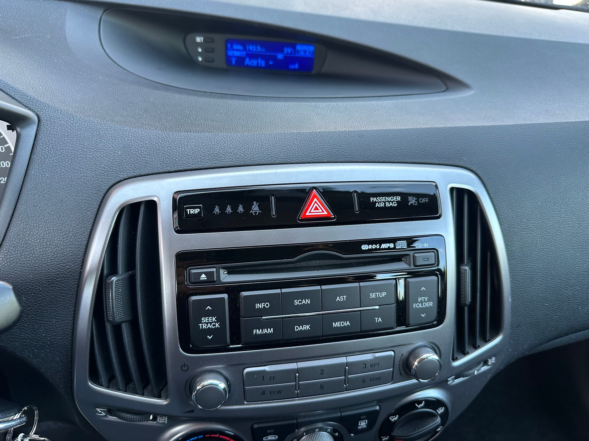 HYUNDAI i20-image-9