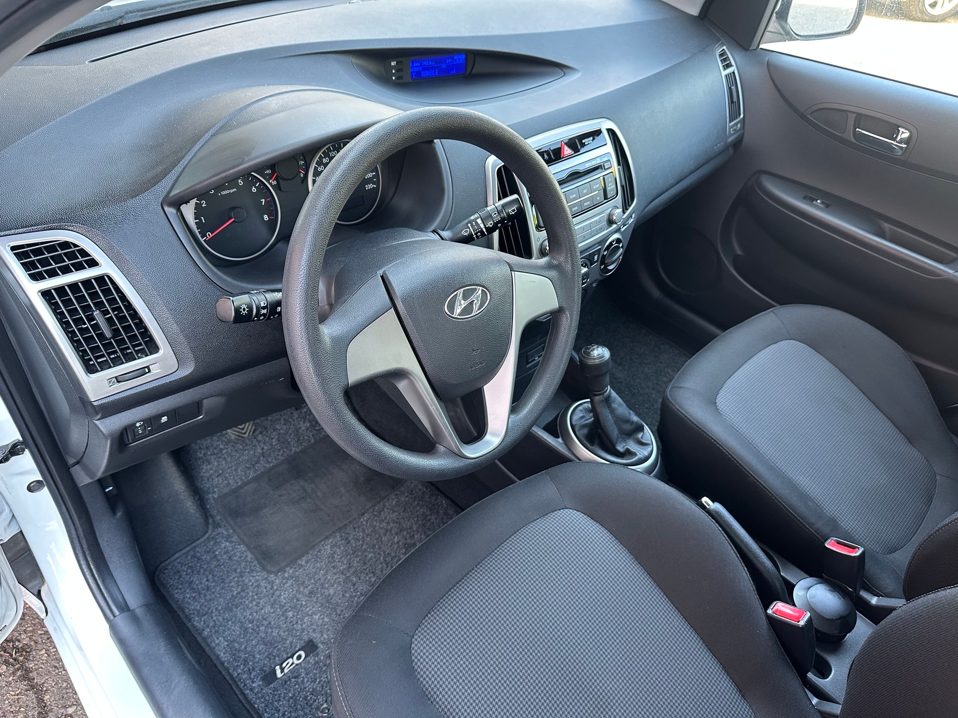 HYUNDAI i20-image-11