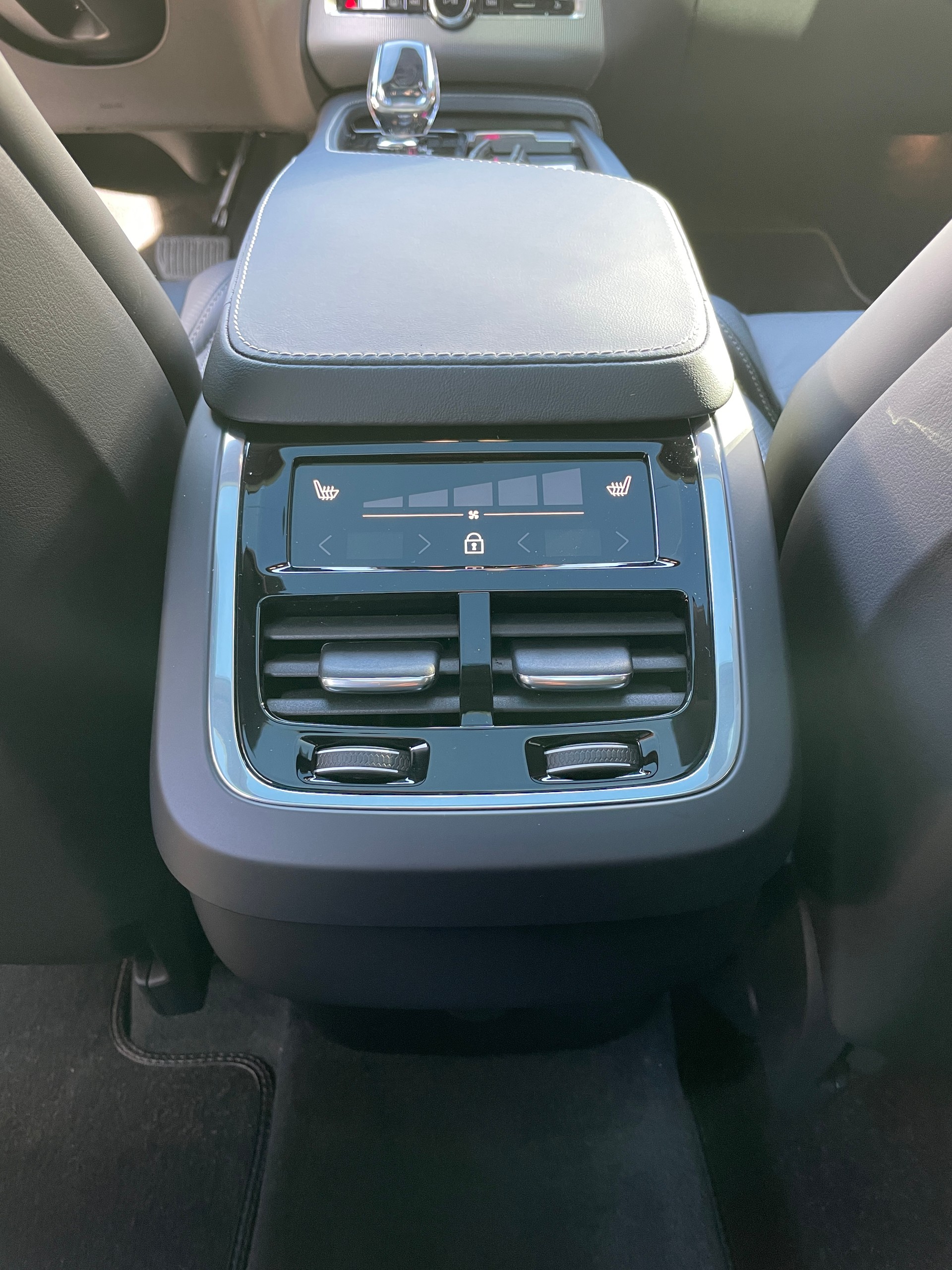 VOLVO XC90 B5 Diesel Mild Hybrid AWD Ultimate Dark Geartronic, 7-Sitzer, Vollausstattun-image-17