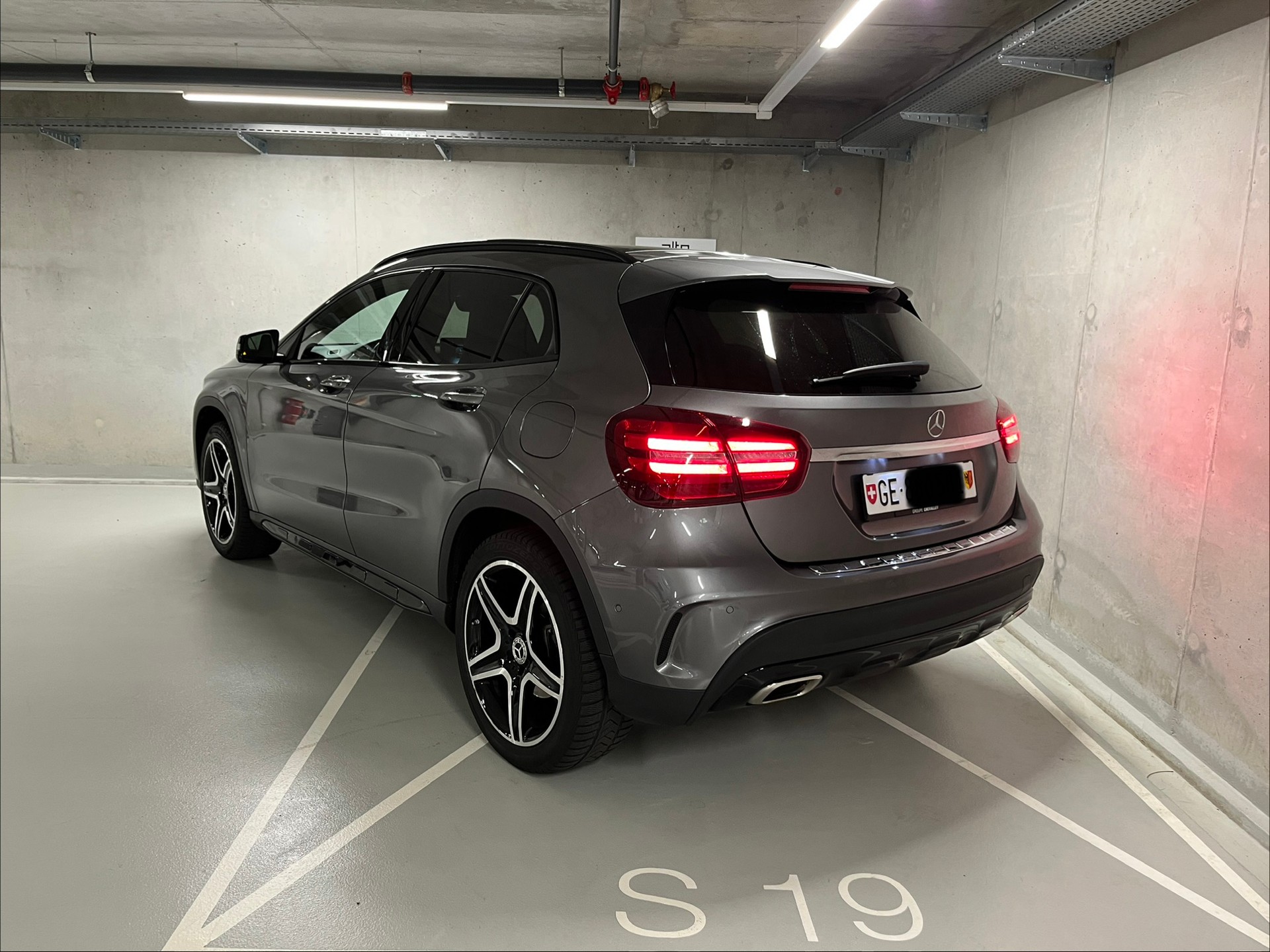 MERCEDES-BENZ GLA 220 AMG Line 4Matic 7G-DCT-showroom-element-1