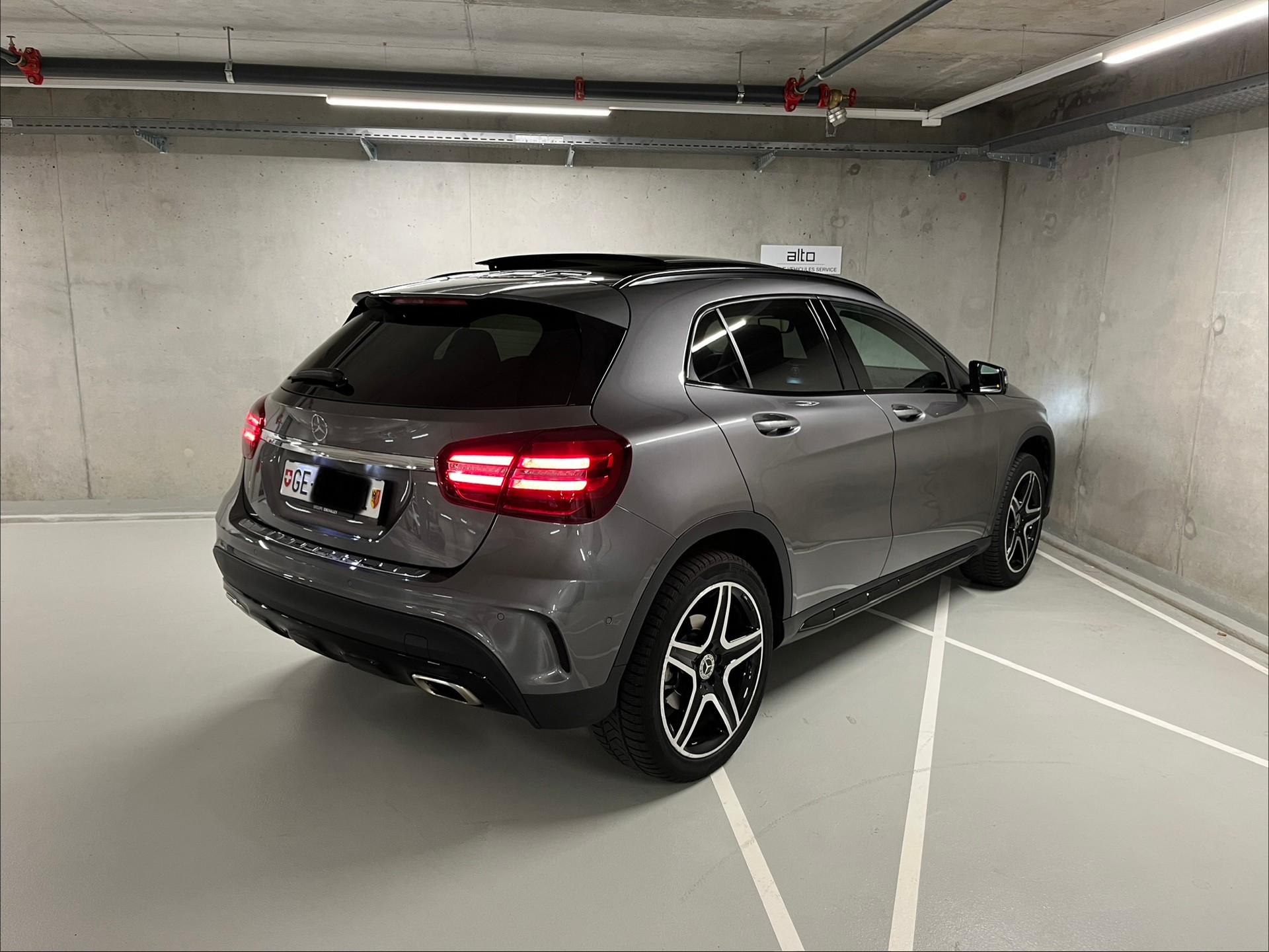 MERCEDES-BENZ GLA 220 AMG Line 4Matic 7G-DCT-showroom-element-3