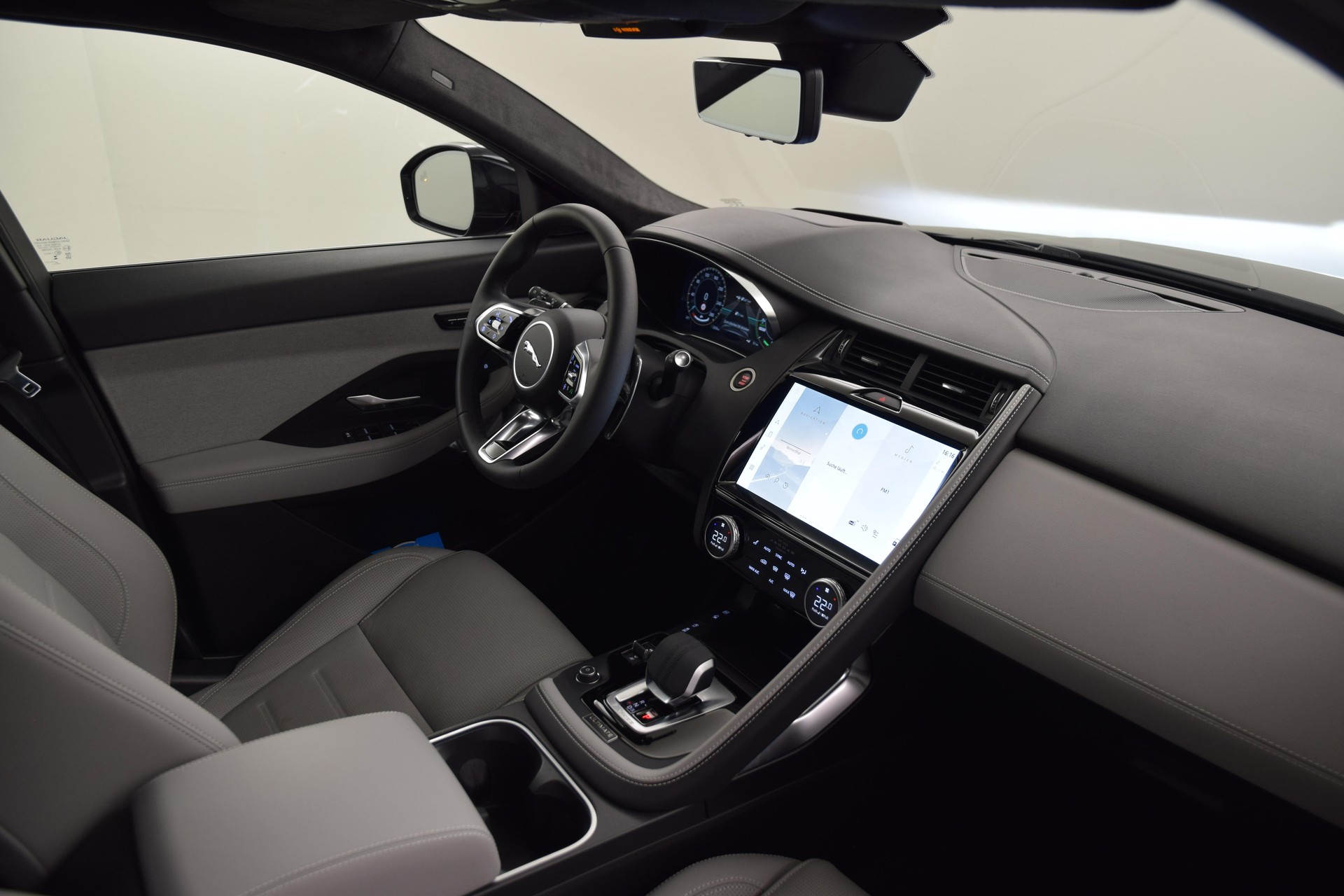 JAGUAR E-Pace 1.5 T 270e R-Dynamic HSE AWD-image-24