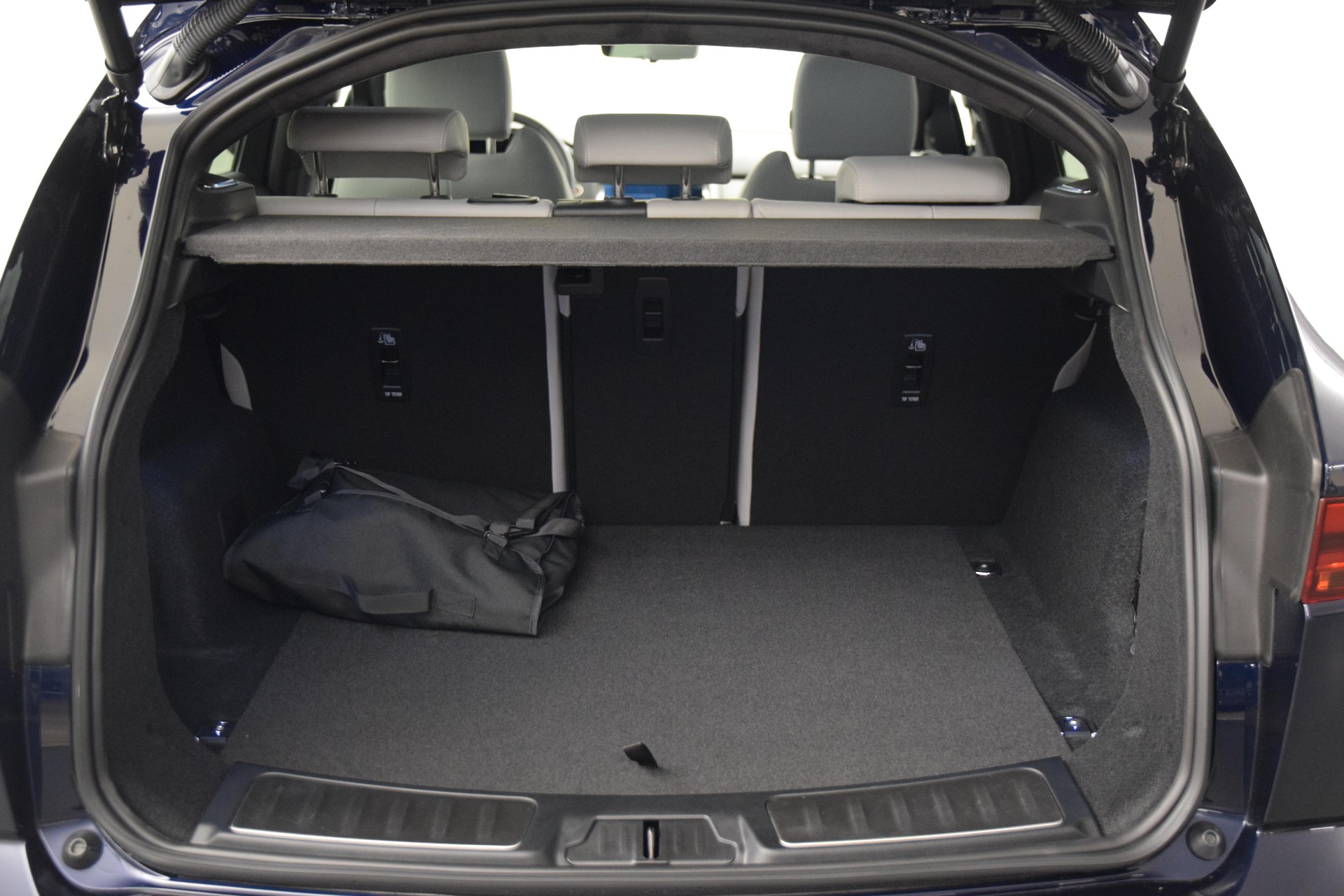 JAGUAR E-Pace 1.5 T 270e R-Dynamic HSE AWD-image-19