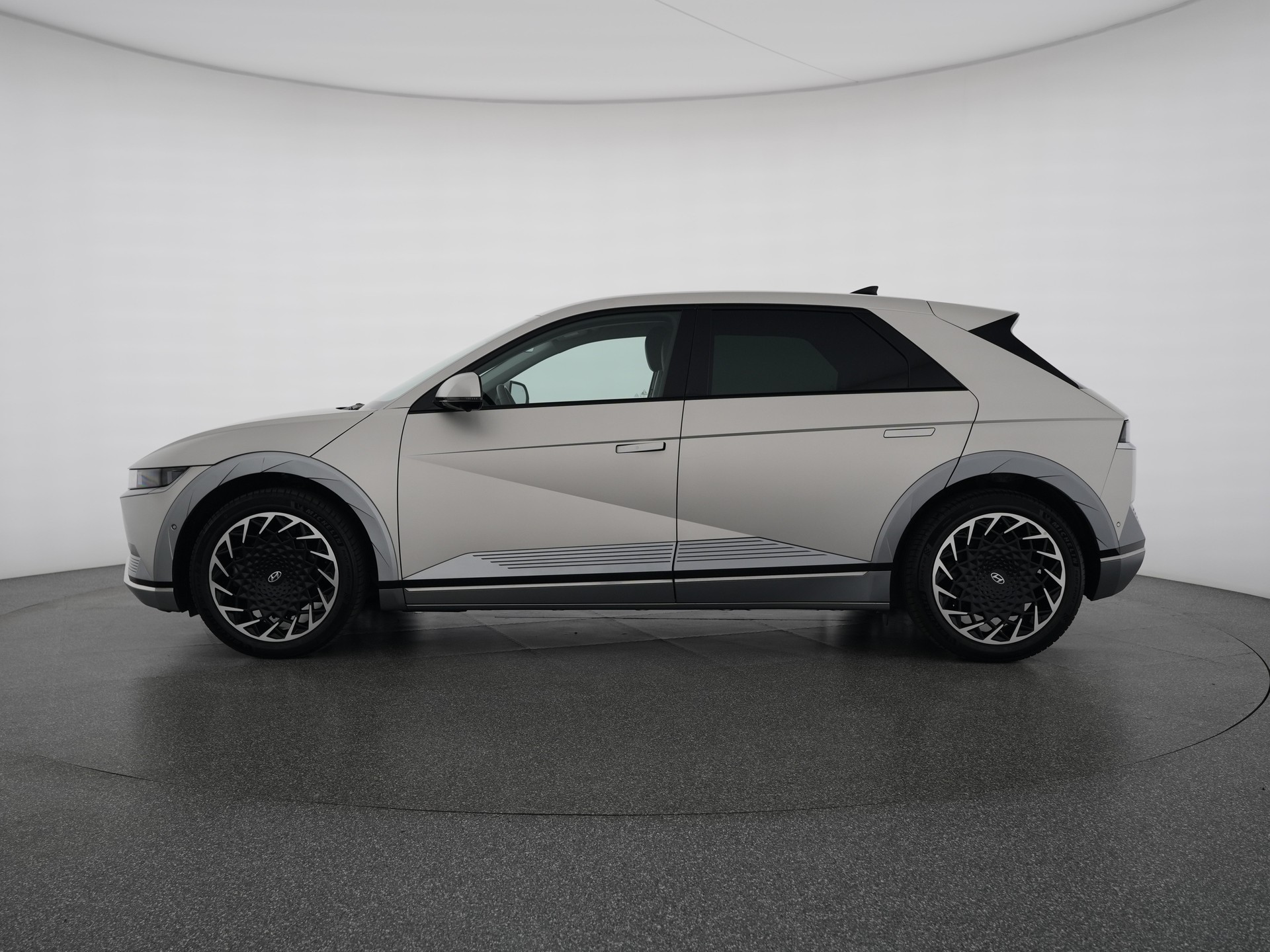 HYUNDAI Ioniq 5 72kWh Look 4WD-showroom-element-1