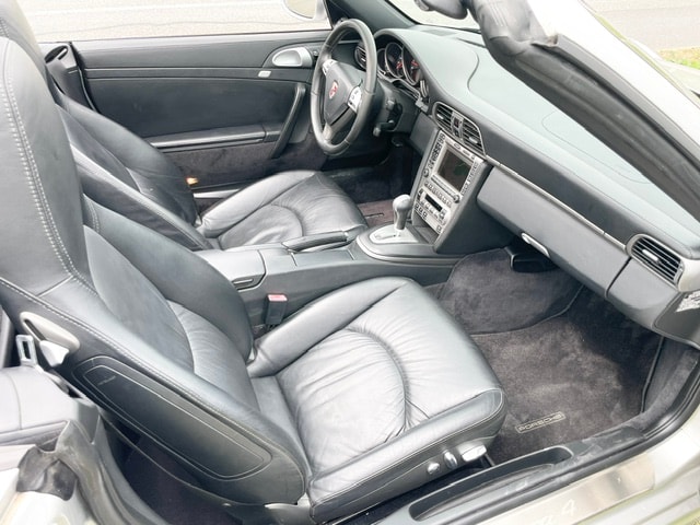 PORSCHE 911 Cabrio Carrera 4-image-6
