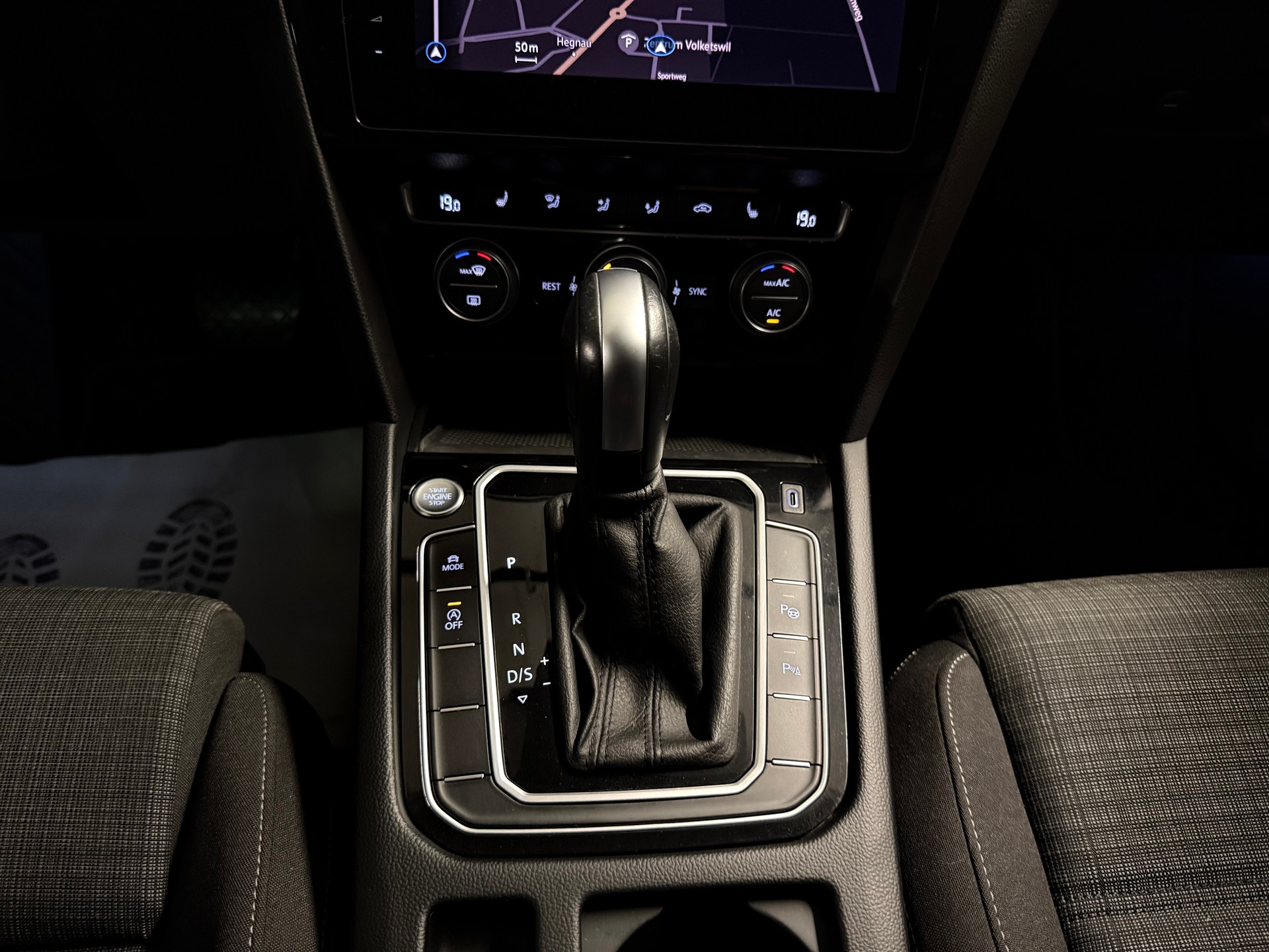 VW Passat 2.0 TDI BMT Business DSG Head-up, Virtual Cockpit-image-14