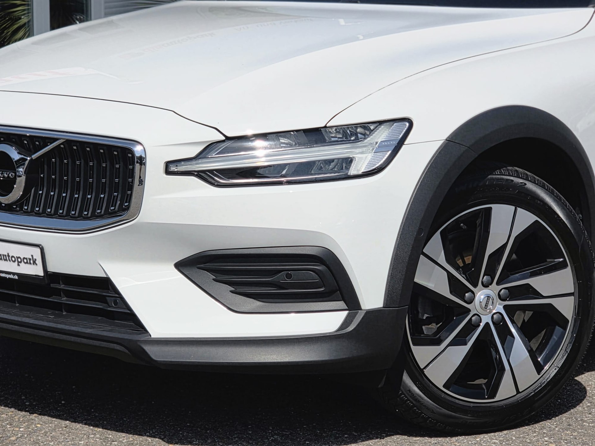 VOLVO VOLVO V60 Cross Country B4 D AWD Geartronic | CH-Fahrzeug | Gratis-Service bis 150'000 km | Top Zustand | Top Ausstattung-showroom-element-1