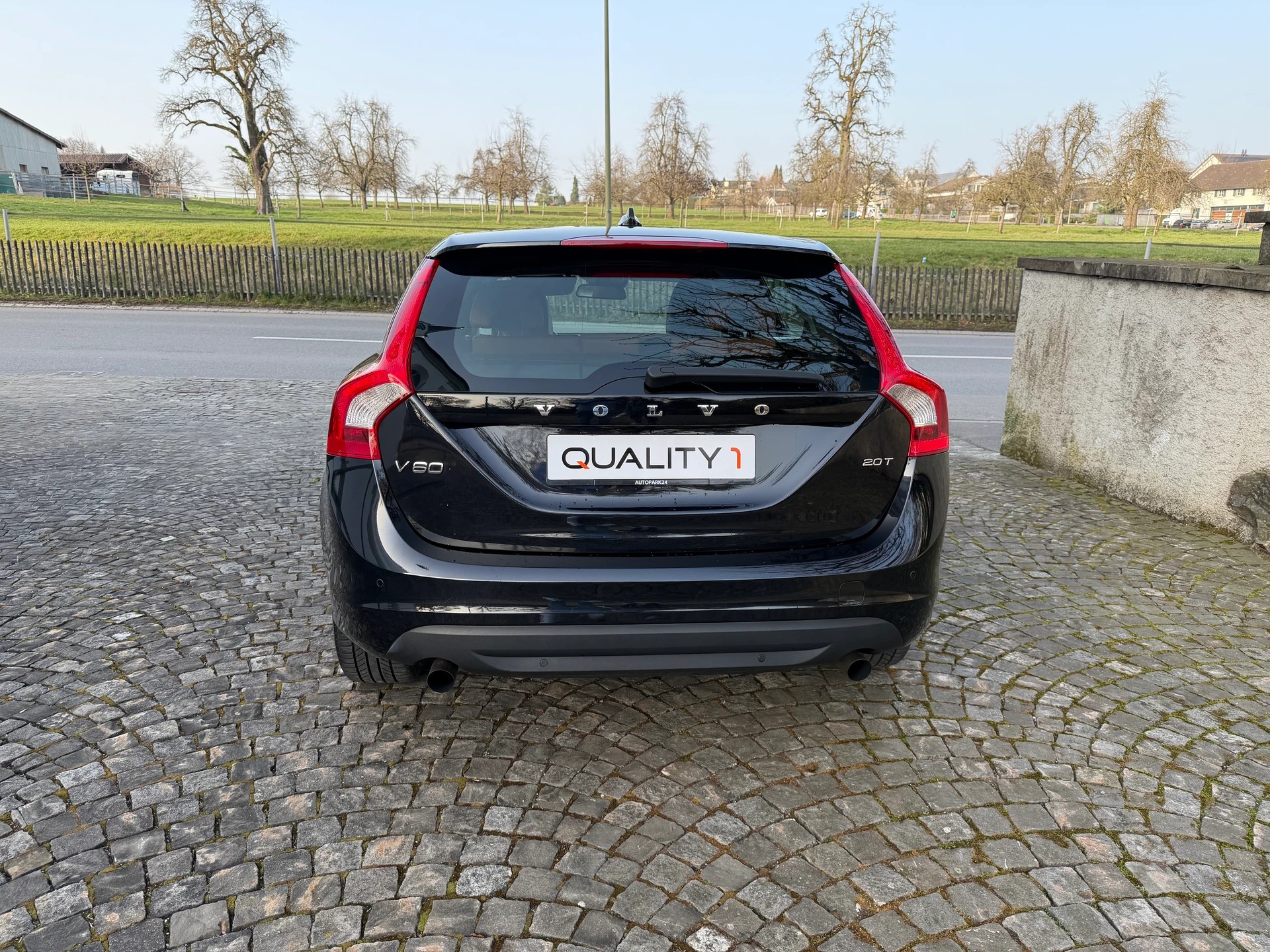 VOLVO V60 2.0T Summum Powershift / 1 Hand / Frisch ab MFK / Frisch ab Service / Leder / Navi / Xenon / Sitzheizung-image-5
