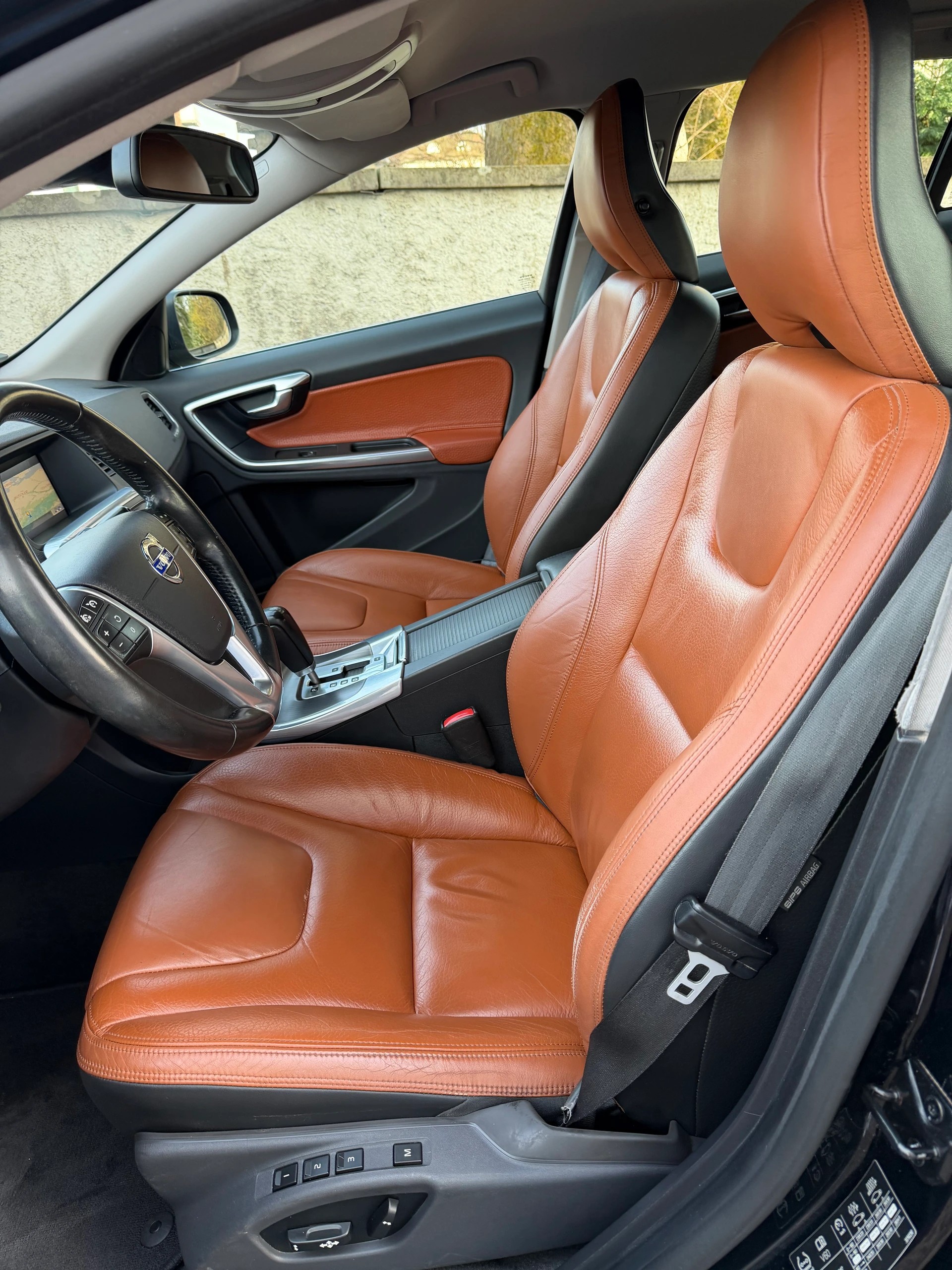 VOLVO V60 2.0T Summum Powershift / 1 Hand / Frisch ab MFK / Frisch ab Service / Leder / Navi / Xenon / Sitzheizung-image-11