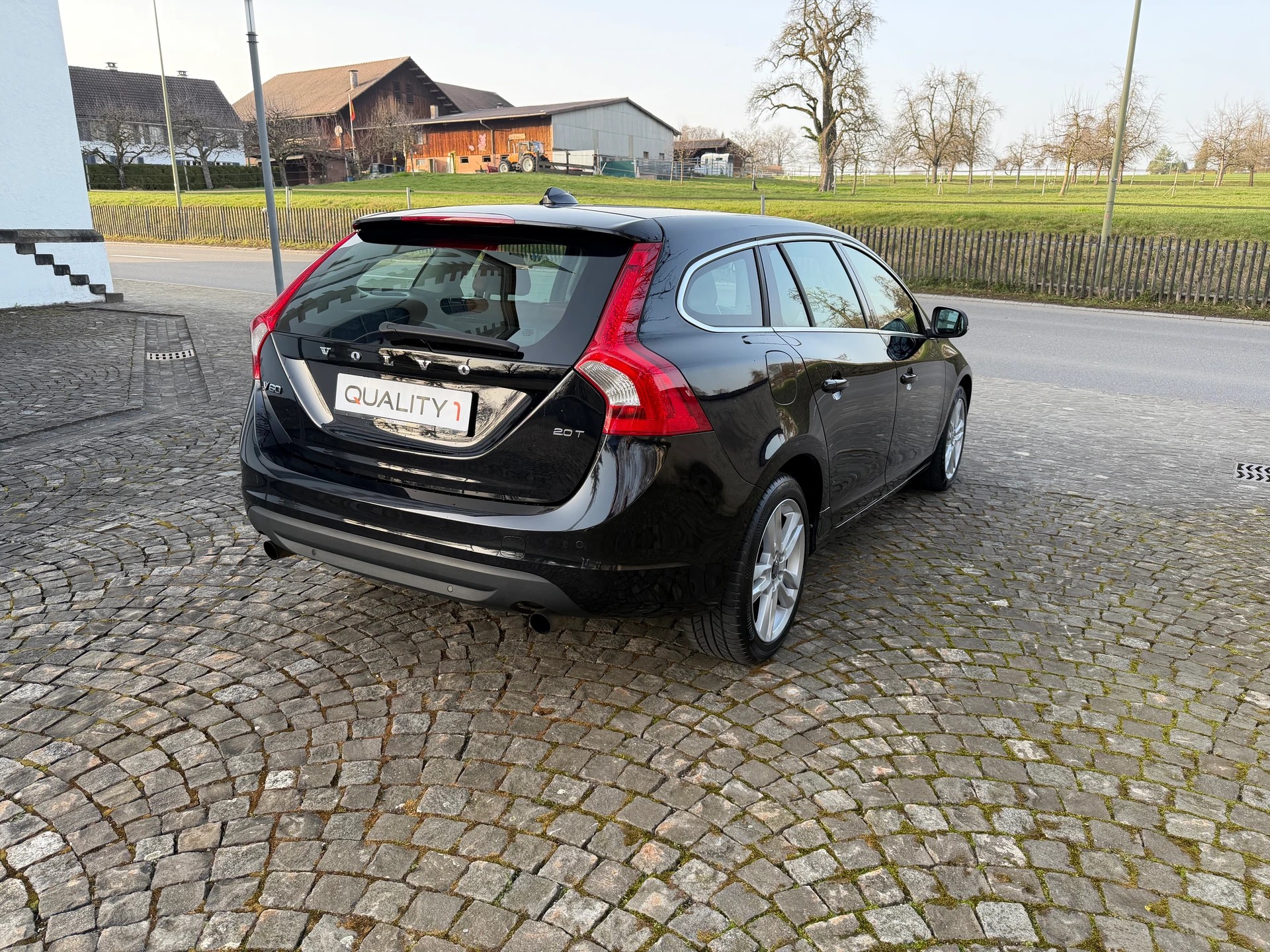 VOLVO V60 2.0T Summum Powershift / 1 Hand / Frisch ab MFK / Frisch ab Service / Leder / Navi / Xenon / Sitzheizung-image-4