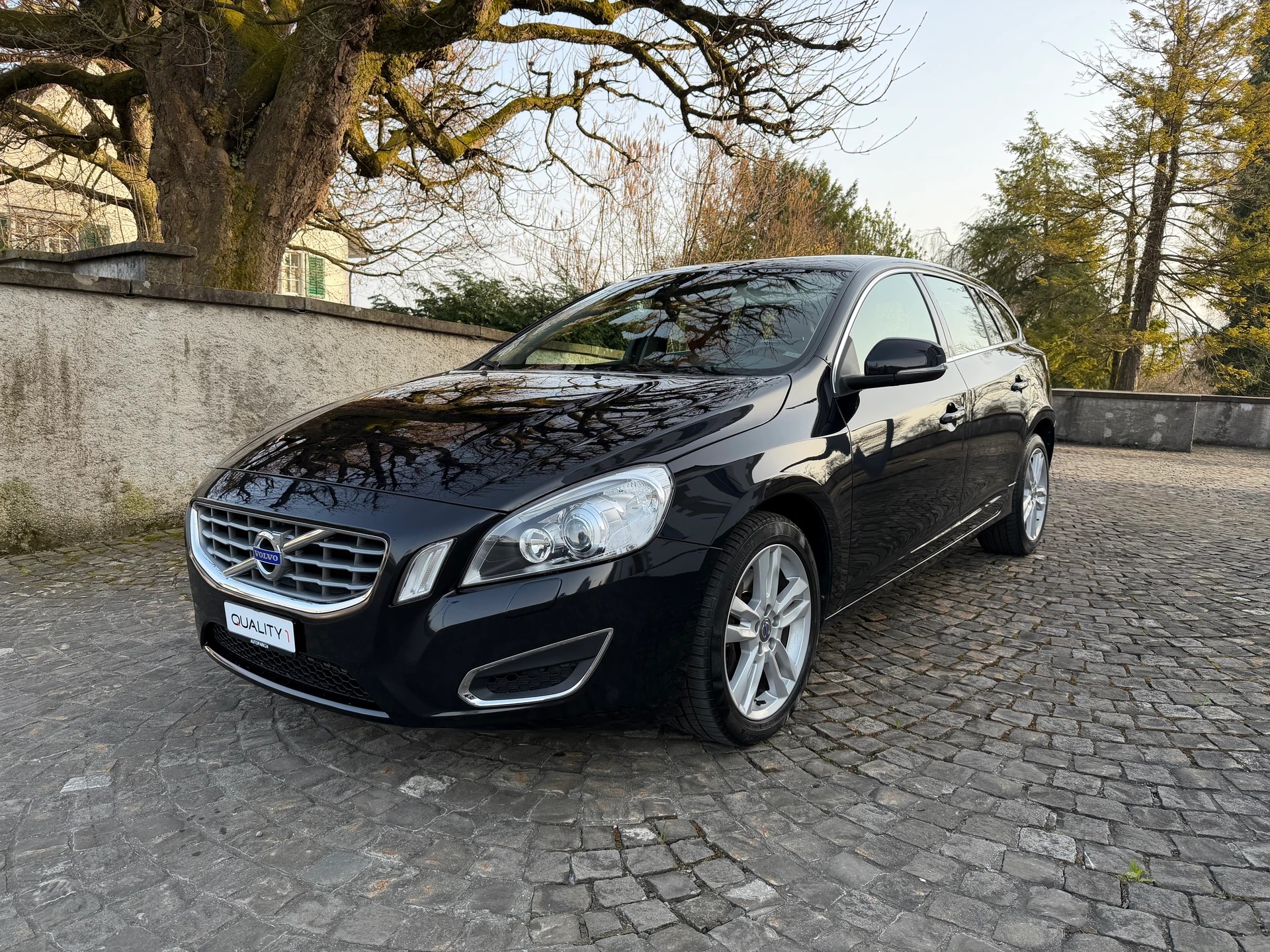 VOLVO V60 2.0T Summum Powershift / 1 Hand / Frisch ab MFK / Frisch ab Service / Leder / Navi / Xenon / Sitzheizung