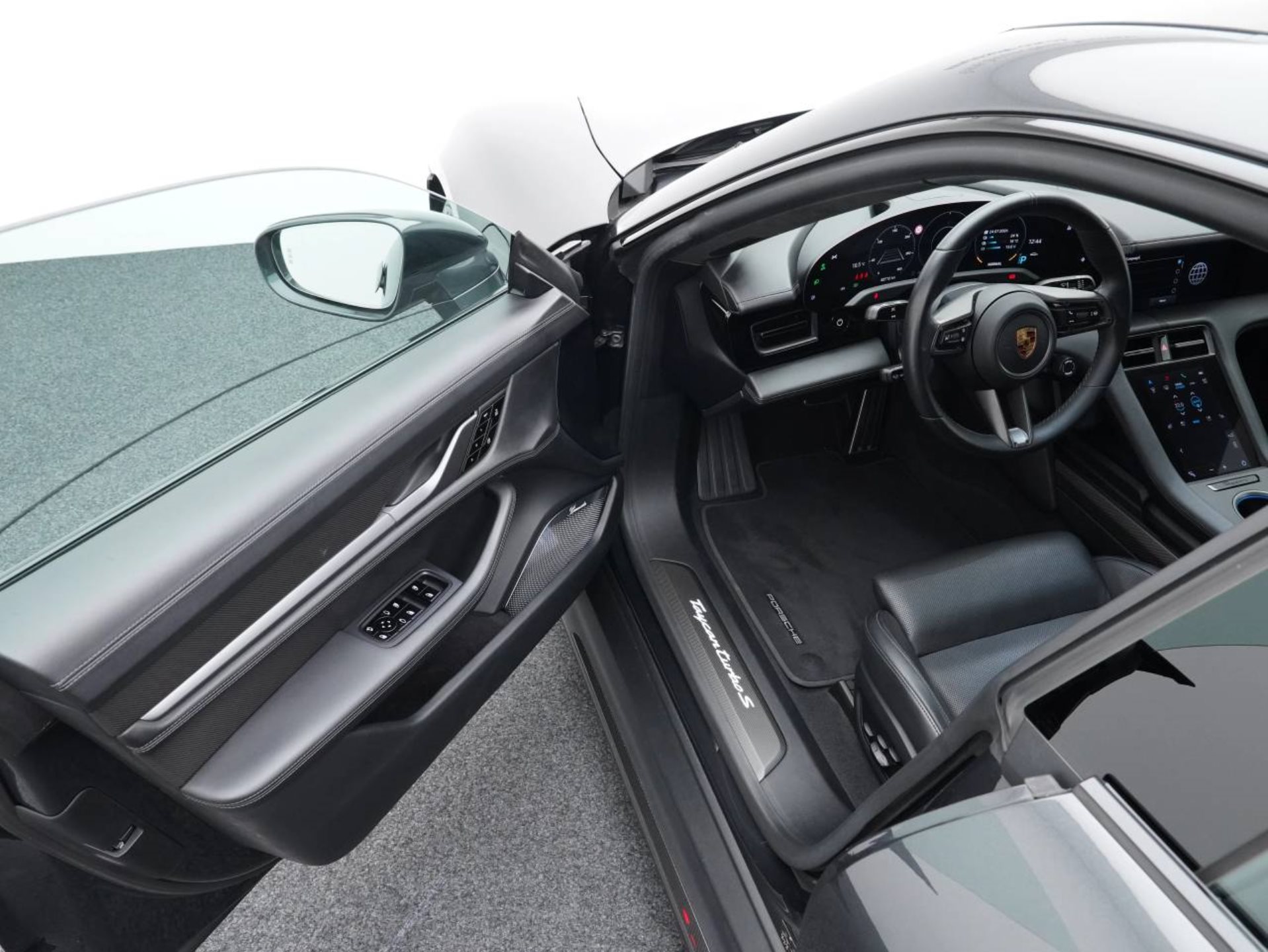 PORSCHE Taycan Turbo S-showroom-element-3