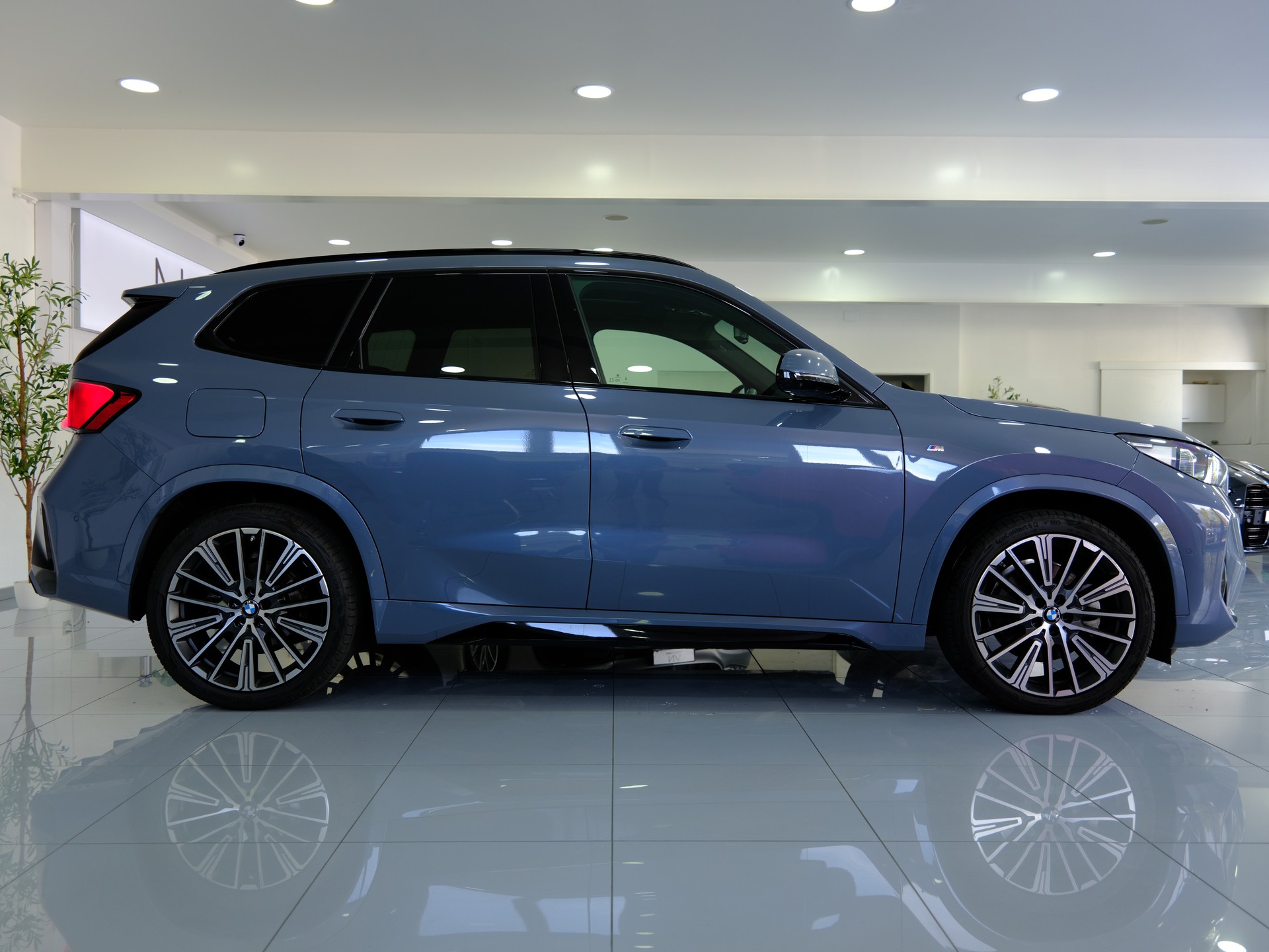 BMW X1 xDrive 23d 48V M Sport *360° Kamera* *Panoramadach*-image-9