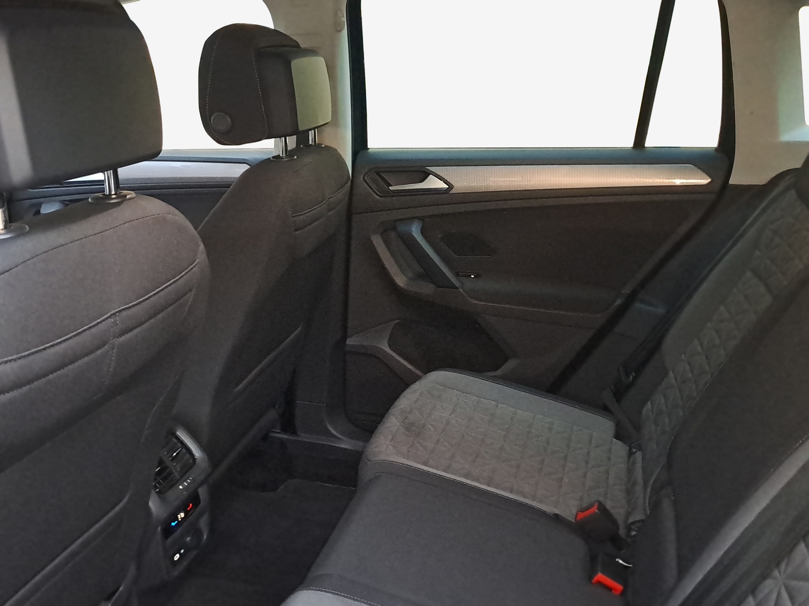 VW Tiguan 2.0TSI Life 4Motion DSG-image-11