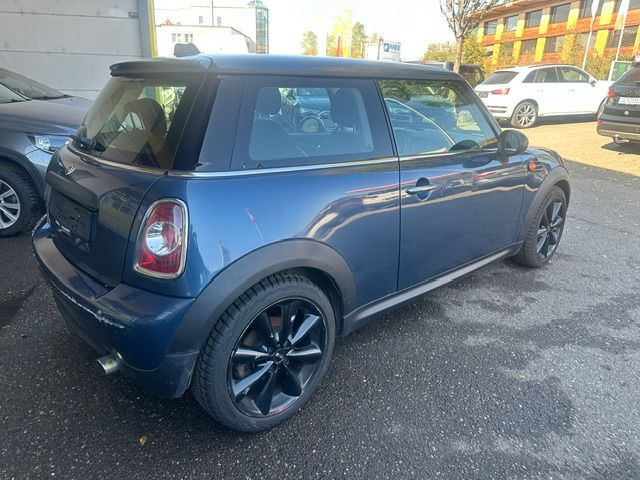 MINI One-showroom-element-3