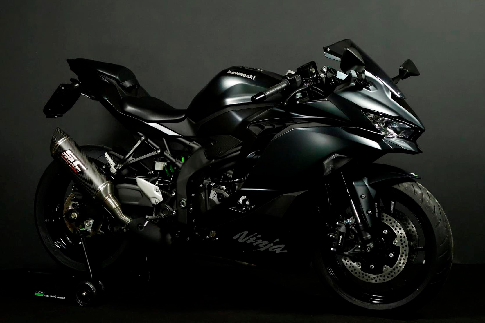 KAWASAKI Ninja ZX-4RR (57/35 KW) *Black Edition* Level 3-image-2